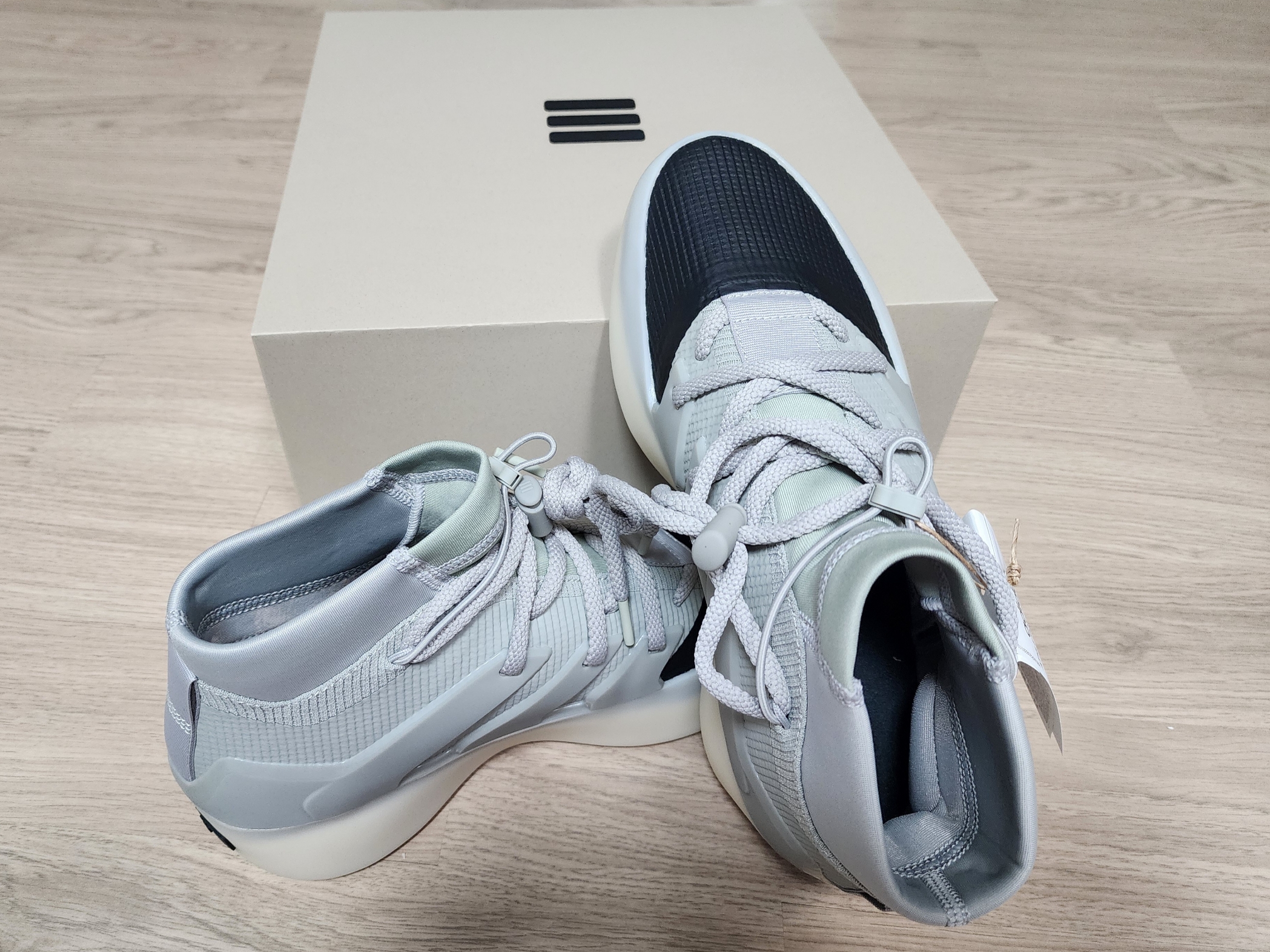 Adidas x Fear of God Athletics I Basketball Sesame Carbon 착용 스타일 - 3