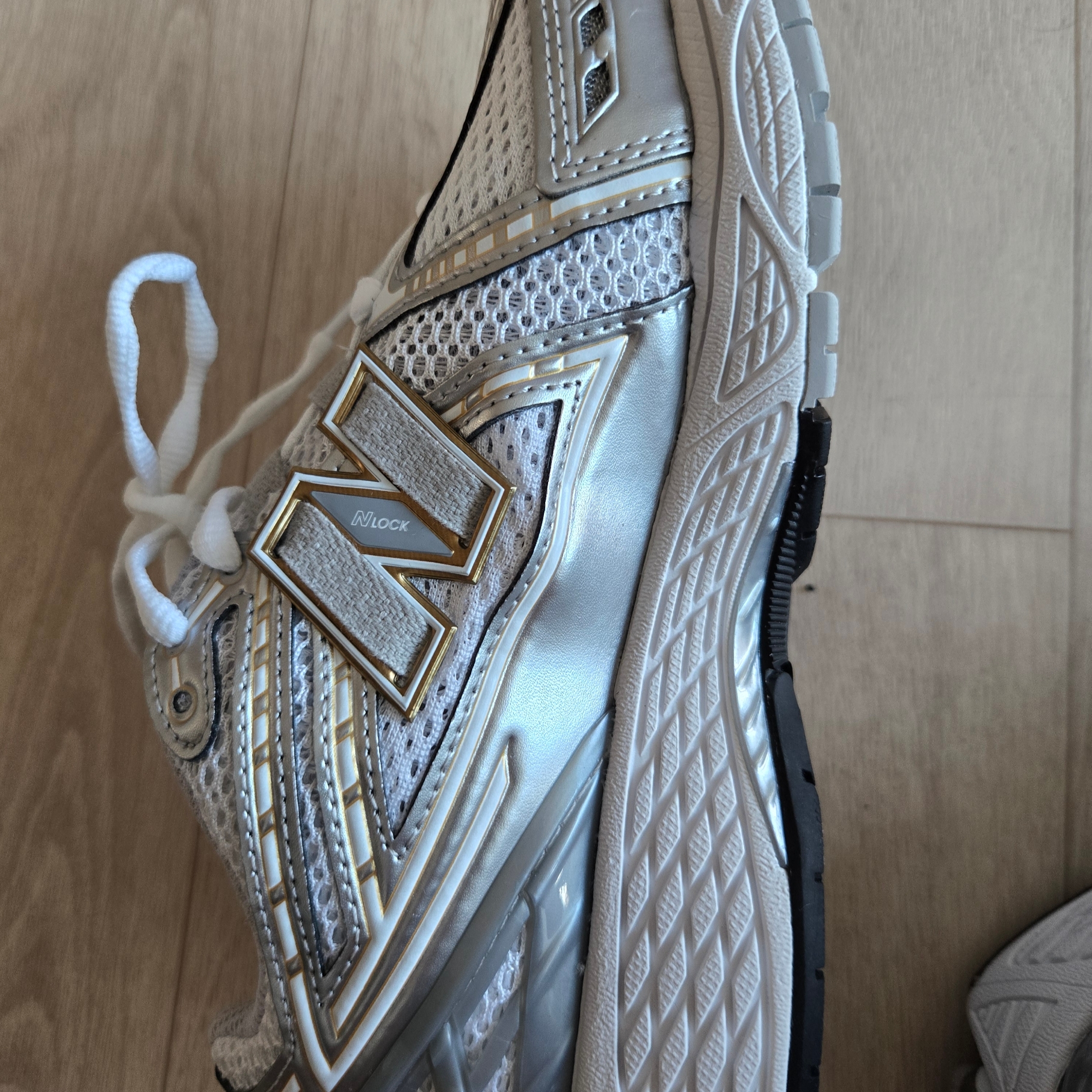 New Balance 1906R White Metallic Silver 착용 스타일 - 1