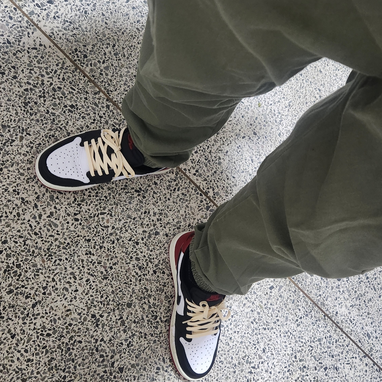 Jordan 1 Retro Low OG Black Toe 착용 스타일 - 2