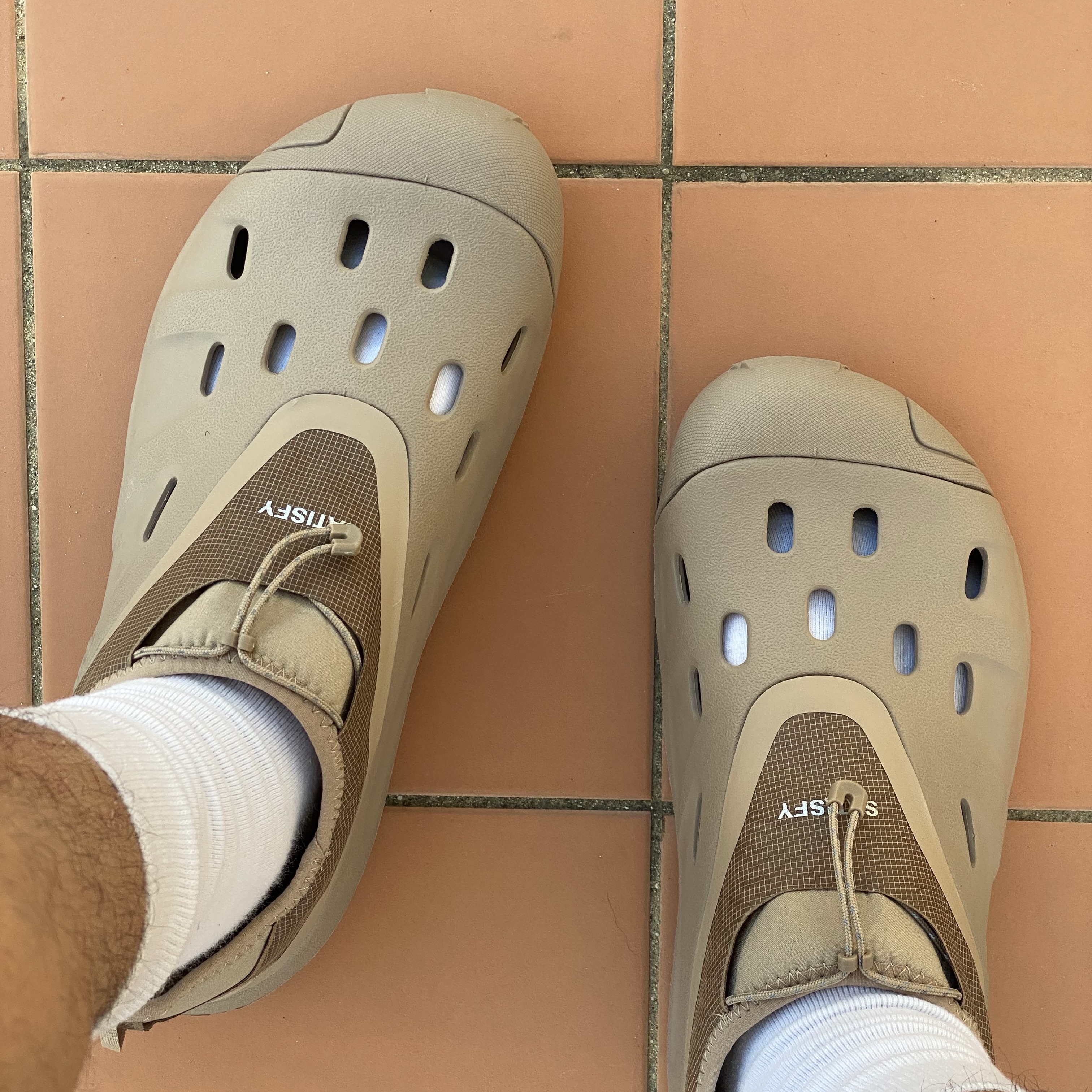 Crocs x Satisfy Quick Trail Low Brown 착용 스타일 - 2