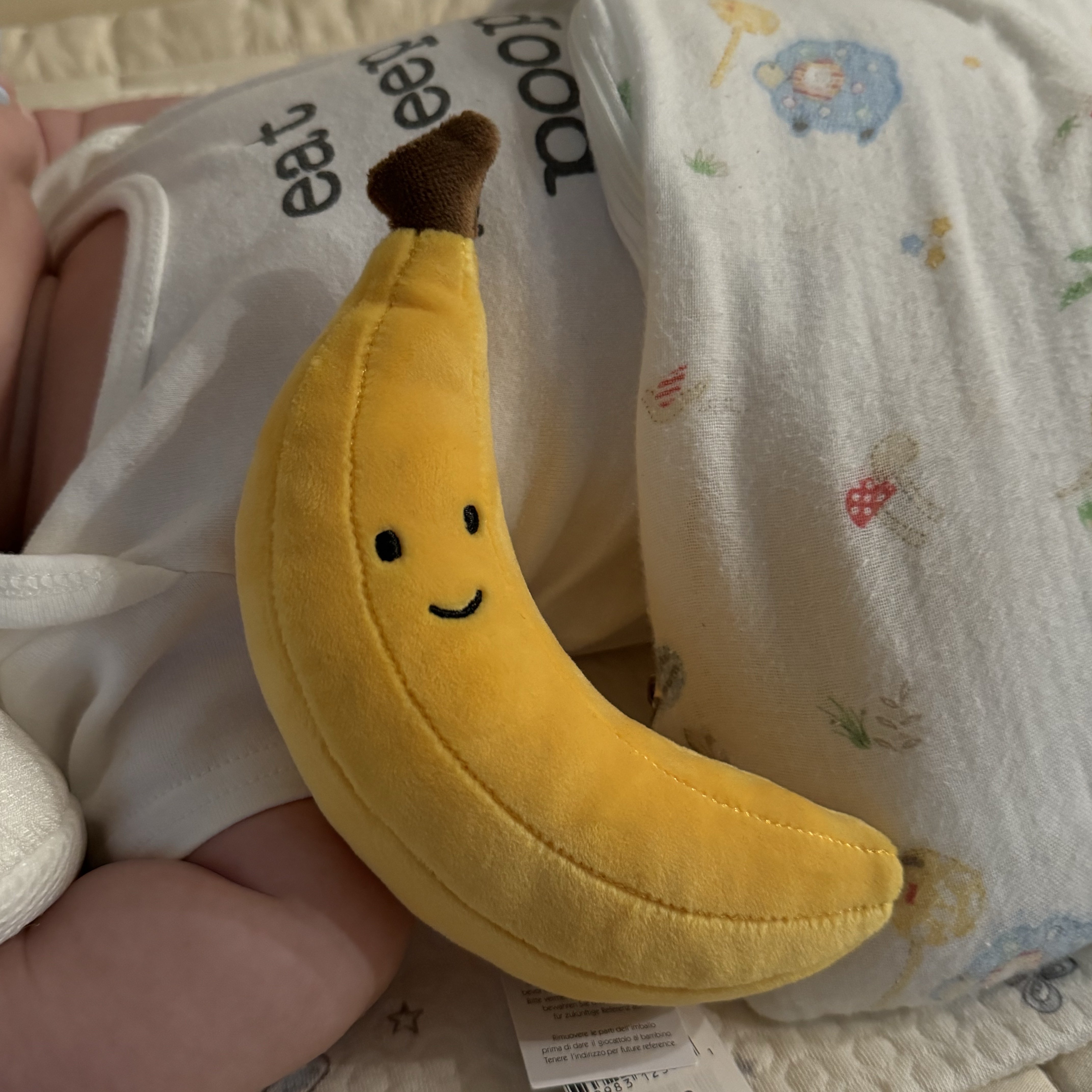 Jellycat Fabulous Fruit Banana Yellow 착용 스타일