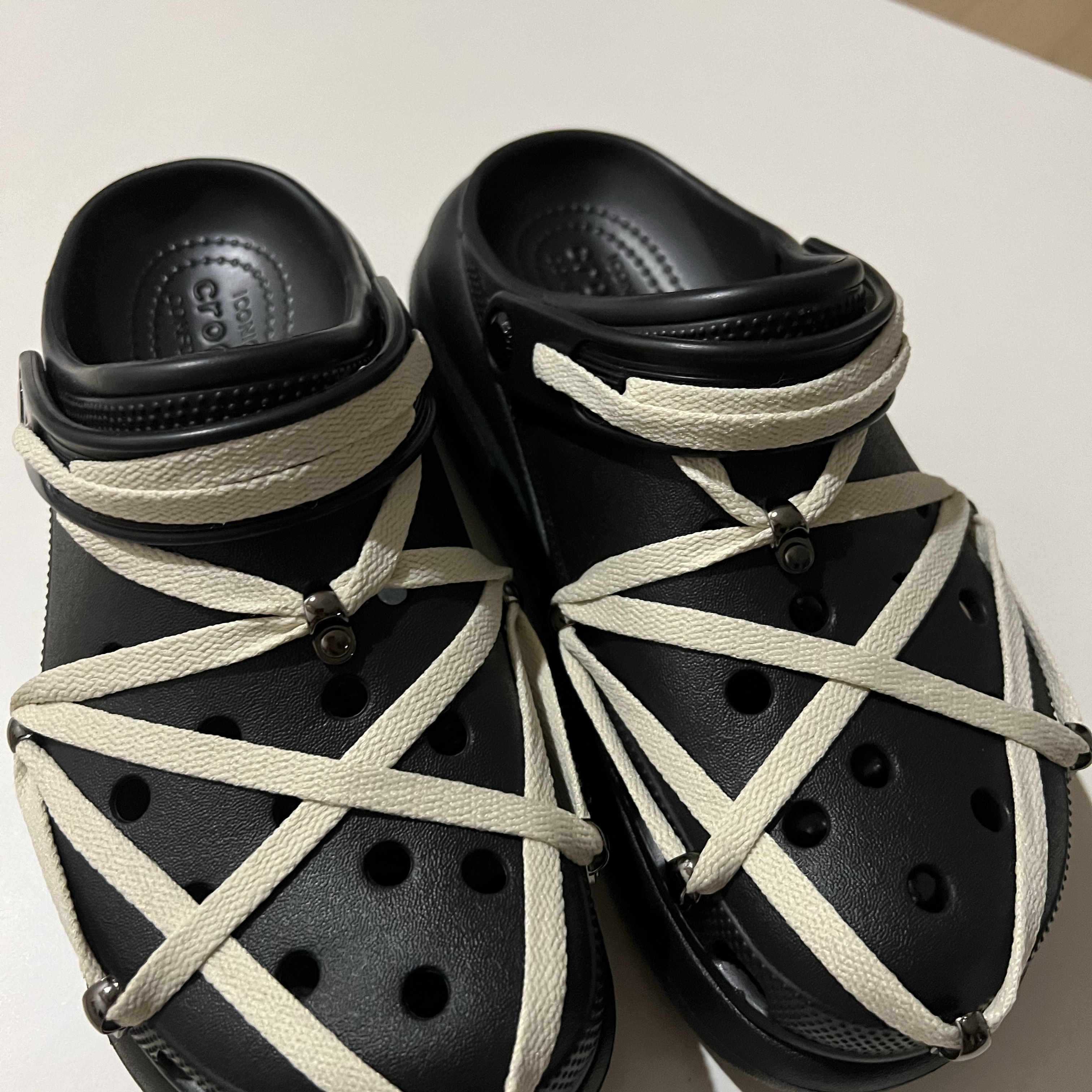 Crocs Classic Crush Clog Black 착용 스타일