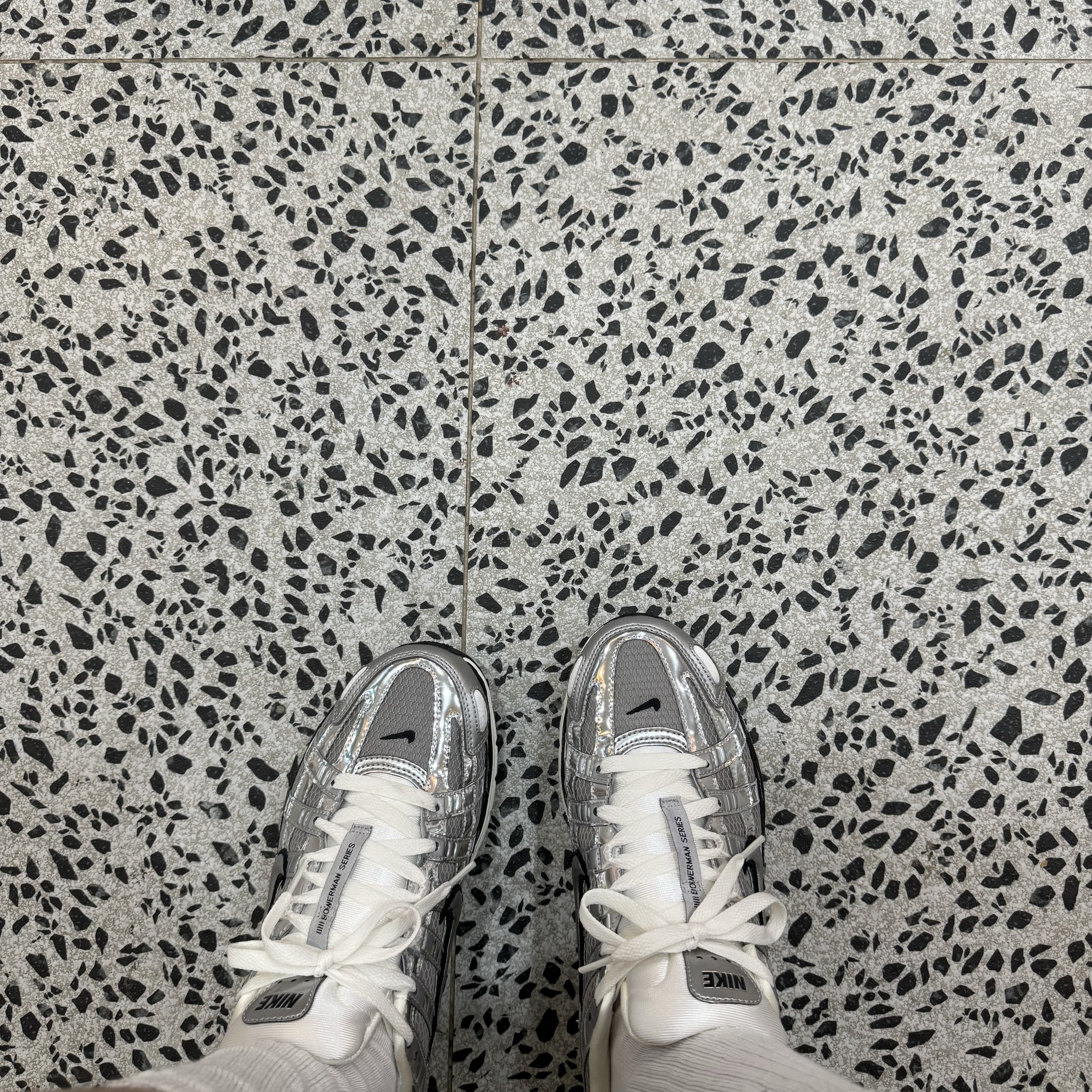Nike P-6000 Metallic Silver 착용 스타일