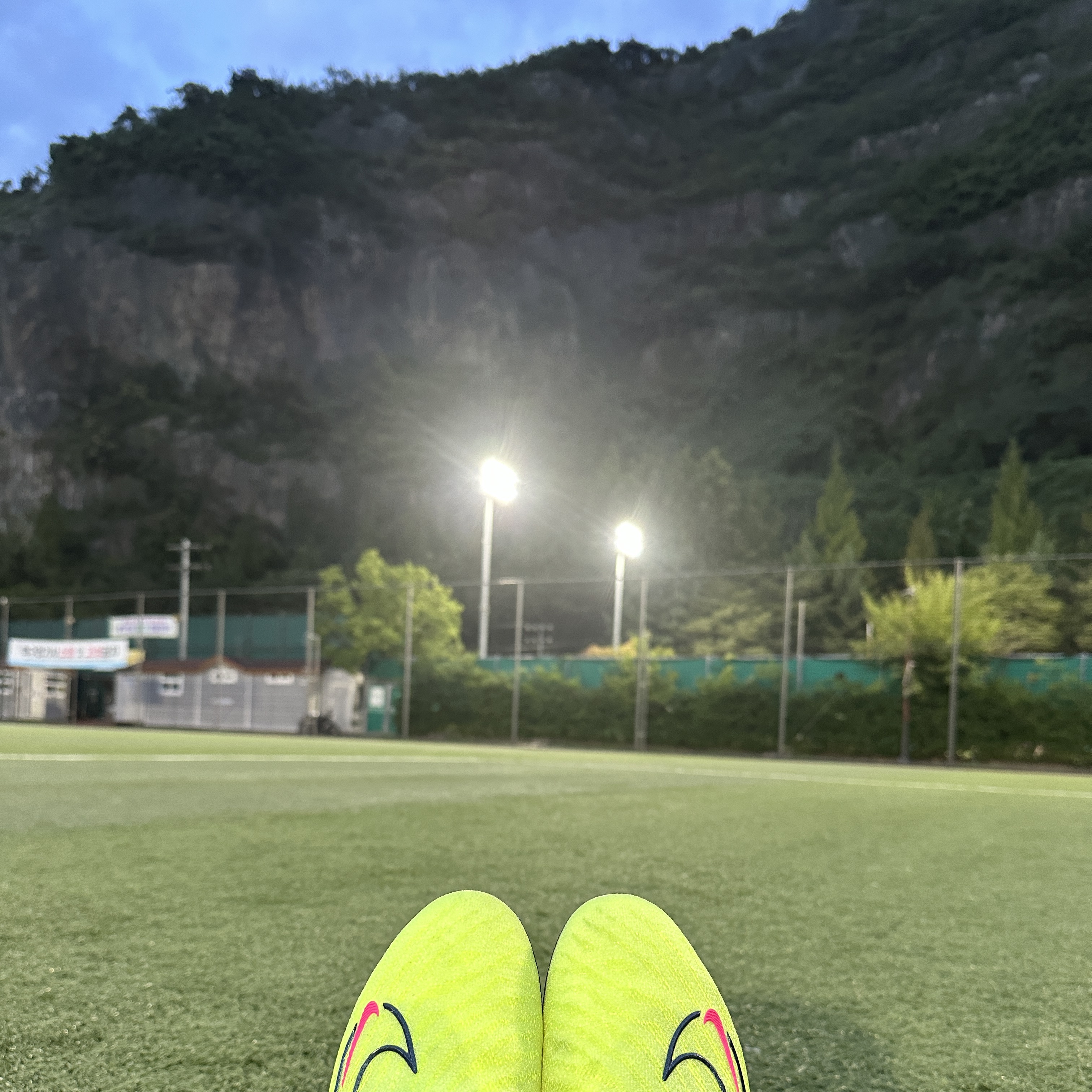 Nike Gripknit Phantom GX Elite FG Barely Volt 착용 스타일