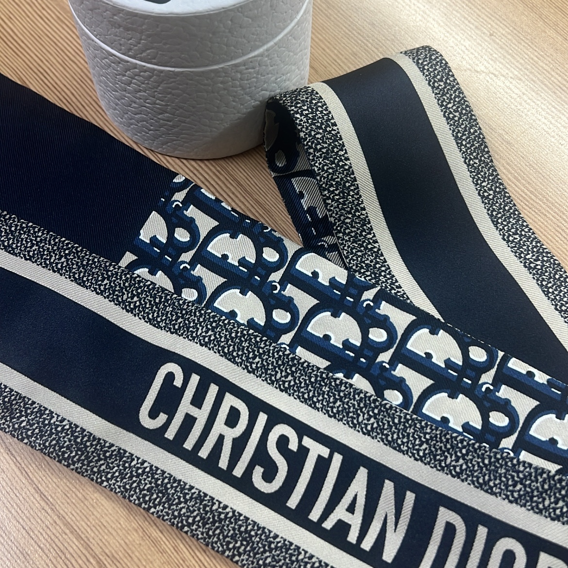 (W) Dior Oblique Mitzah Scarf Silk Twill Navy Blue 착용 스타일