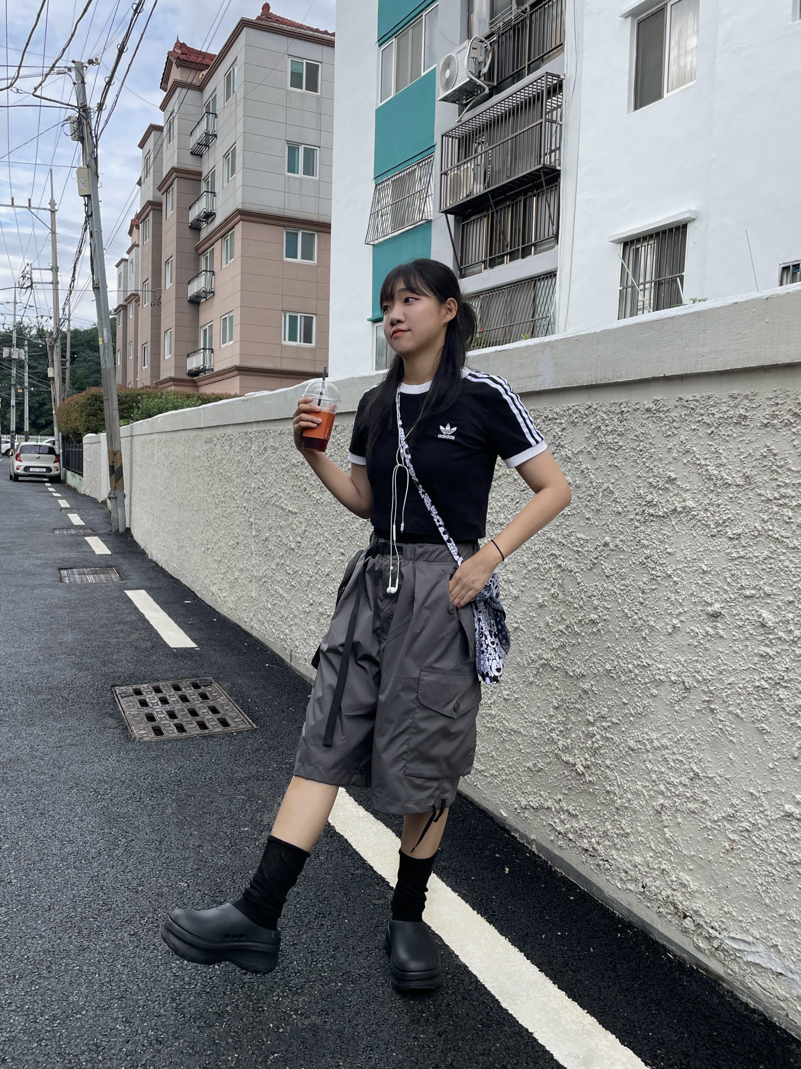 NewJeans Bunini 5 Tier Pattern Umbrella White, (W) Adidas Adifom Stan Smith Mule Core Black 착용 스타일 - 4