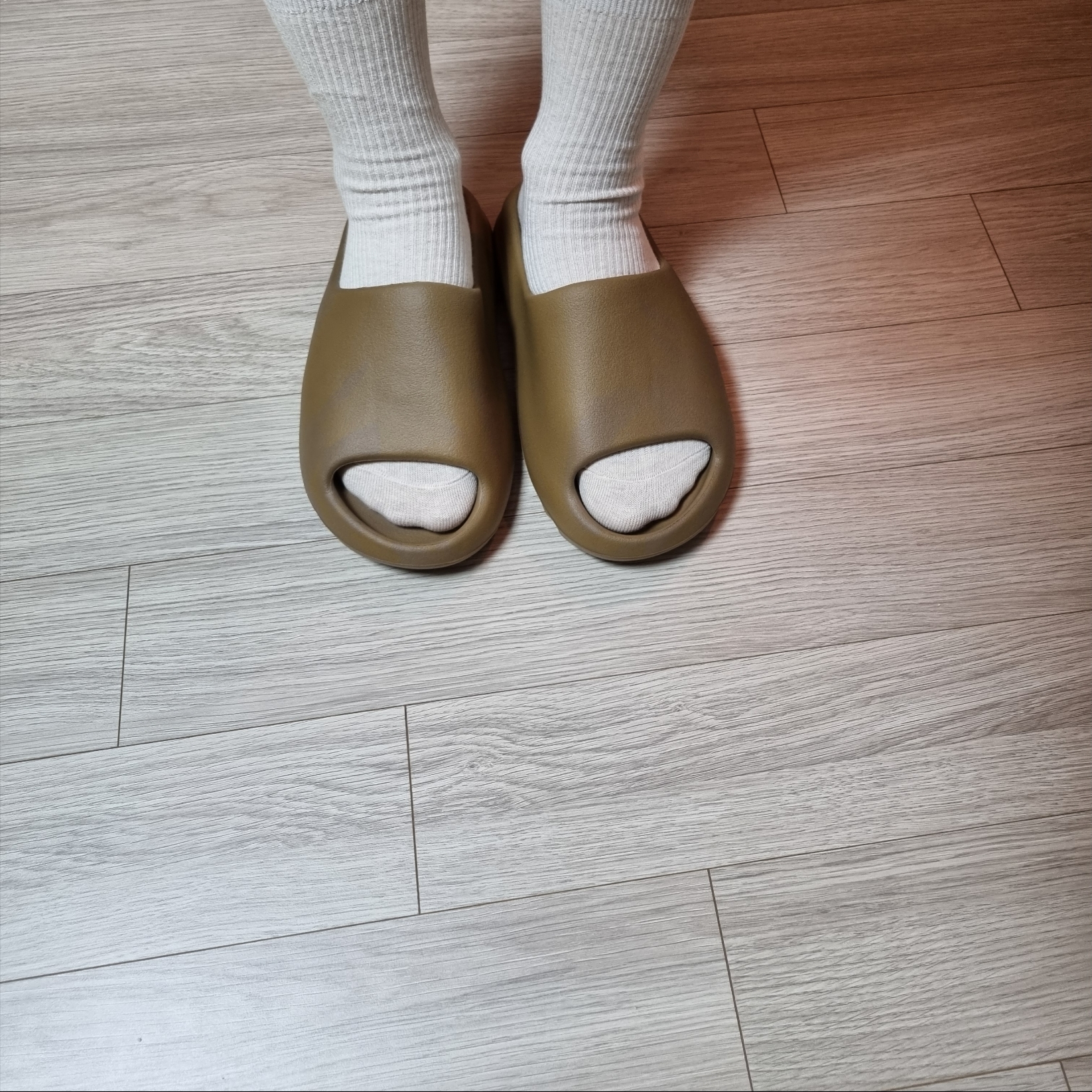 Adidas Yeezy Slide Ochre 착용 스타일