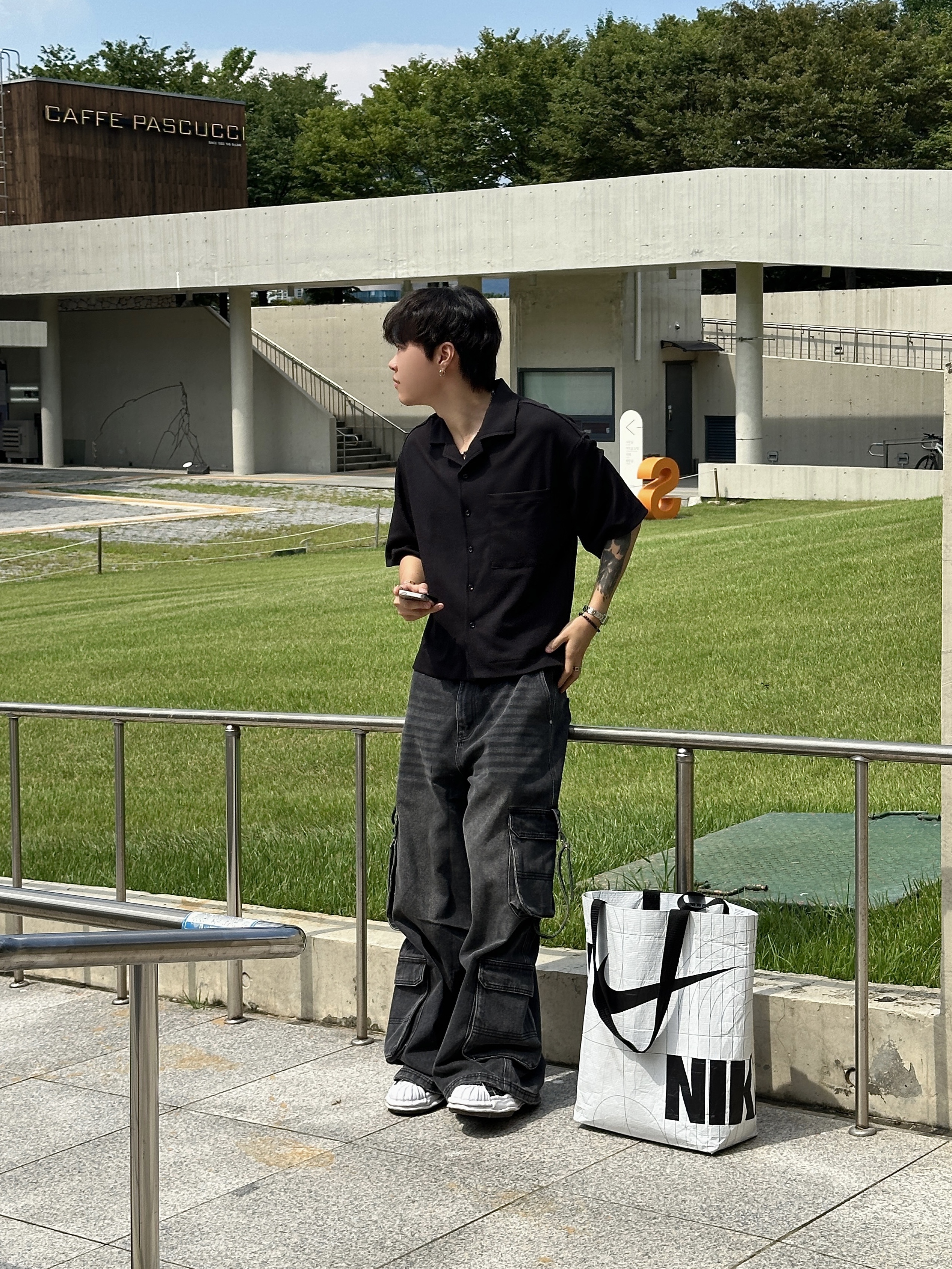 Maison Mihara Yasuhiro Blakey OG STC Sole Paper Like Leather Low-top Sneakers Black 착용 스타일 - 5