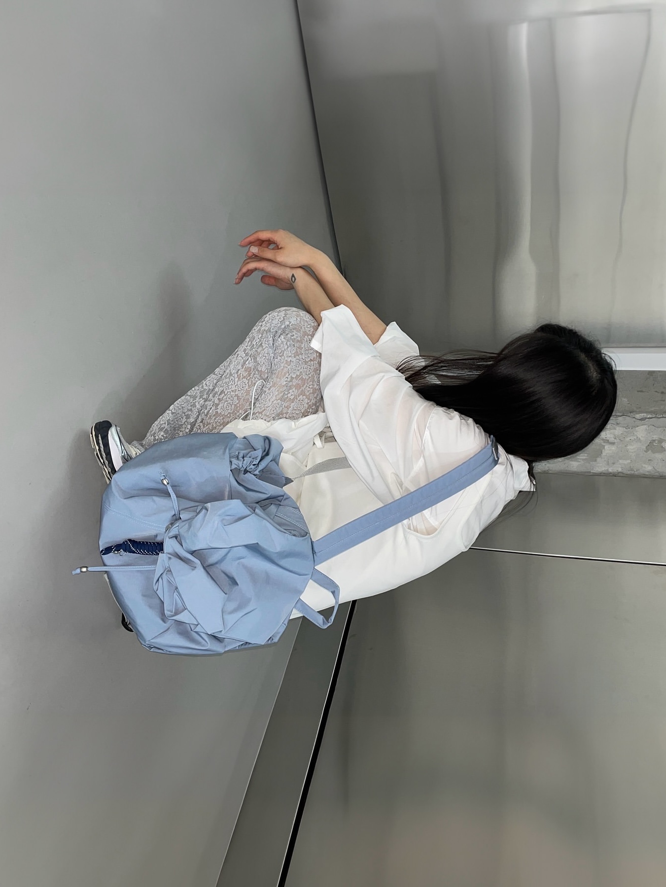 ACOC Blooming Backpack Ice Blue 착용 스타일 - 4