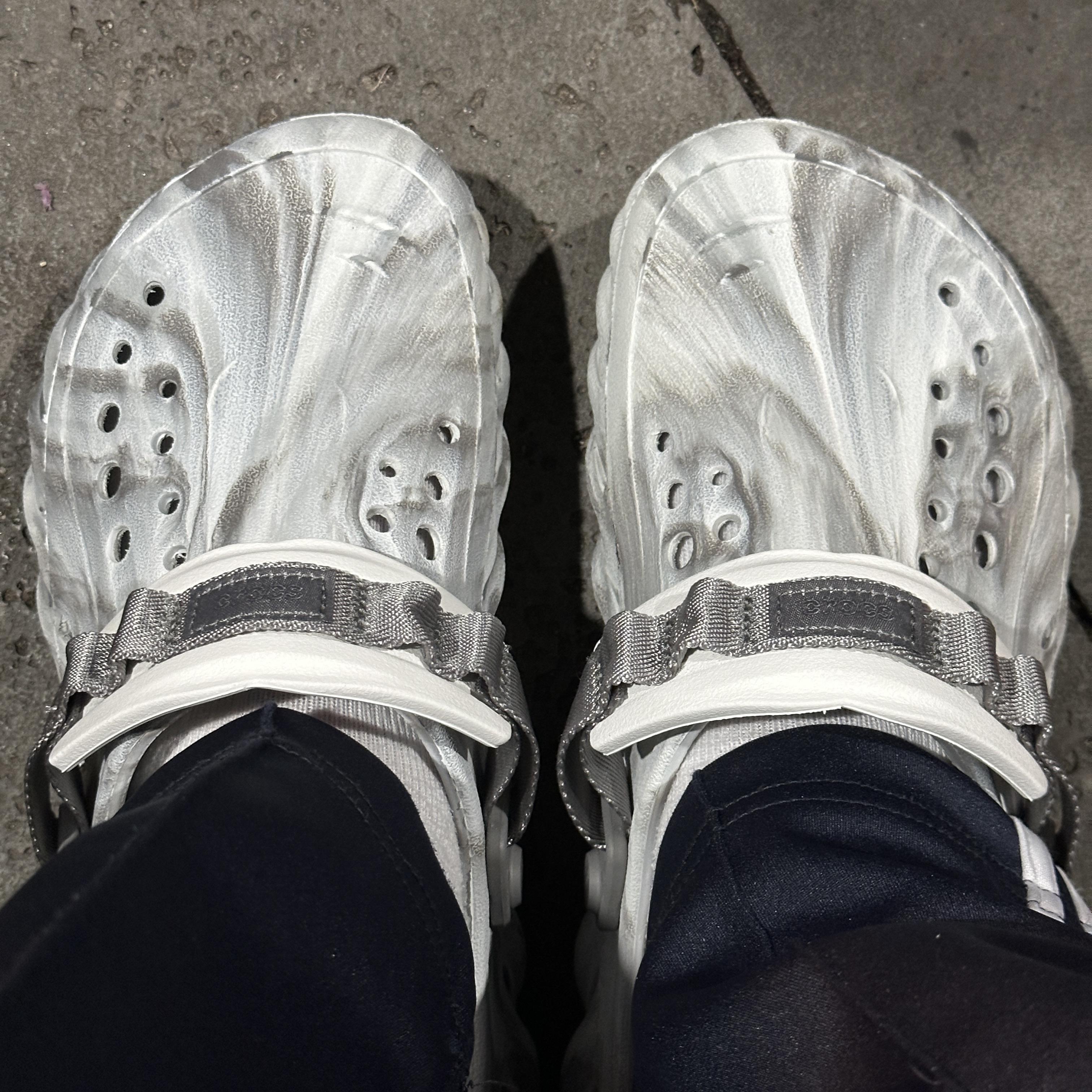 Crocs Echo Marbled Clog Moonlight Multi 착용 스타일