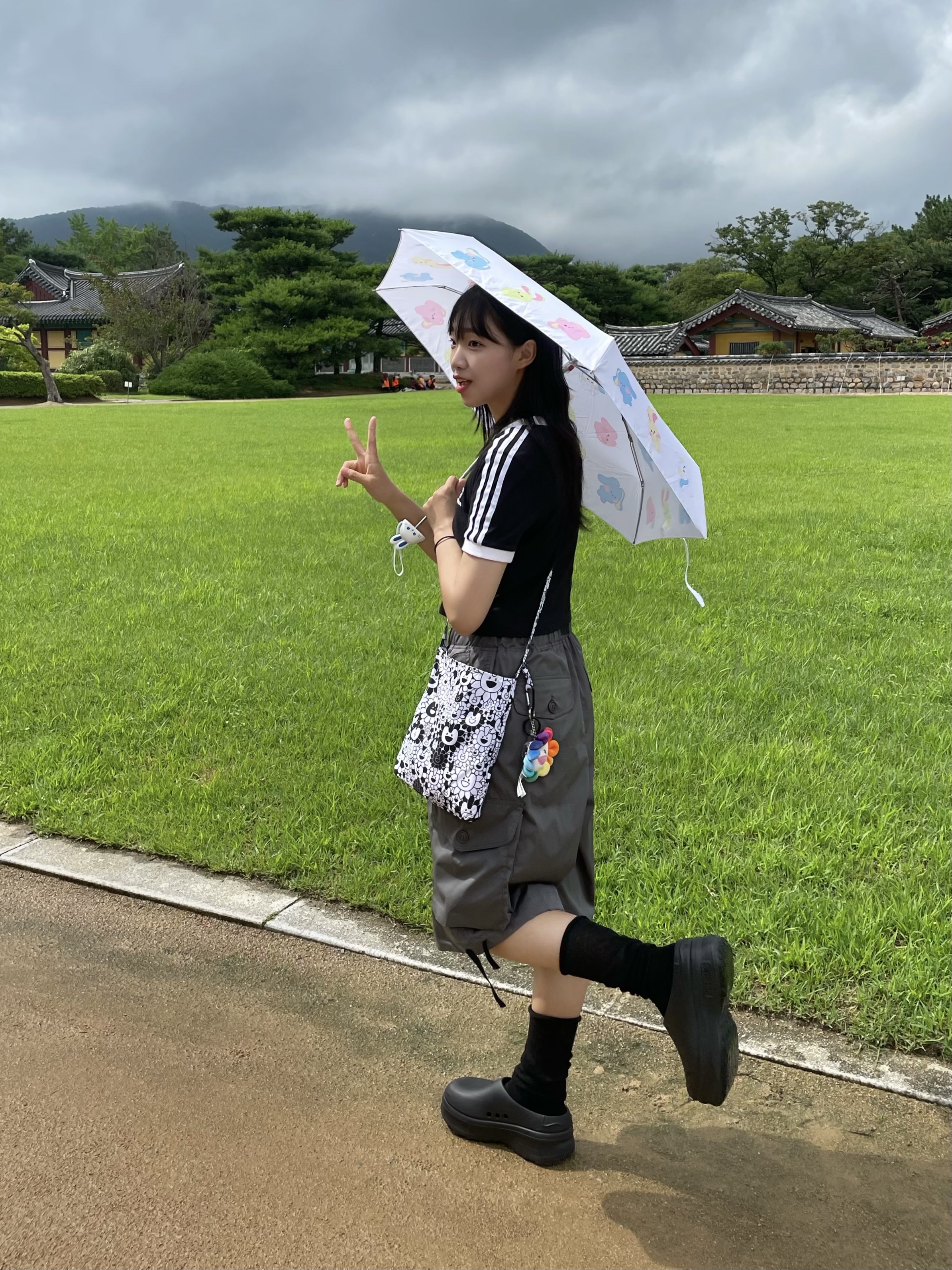 NewJeans Bunini 5 Tier Pattern Umbrella White, (W) Adidas Adifom Stan Smith Mule Core Black 착용 스타일 - 1