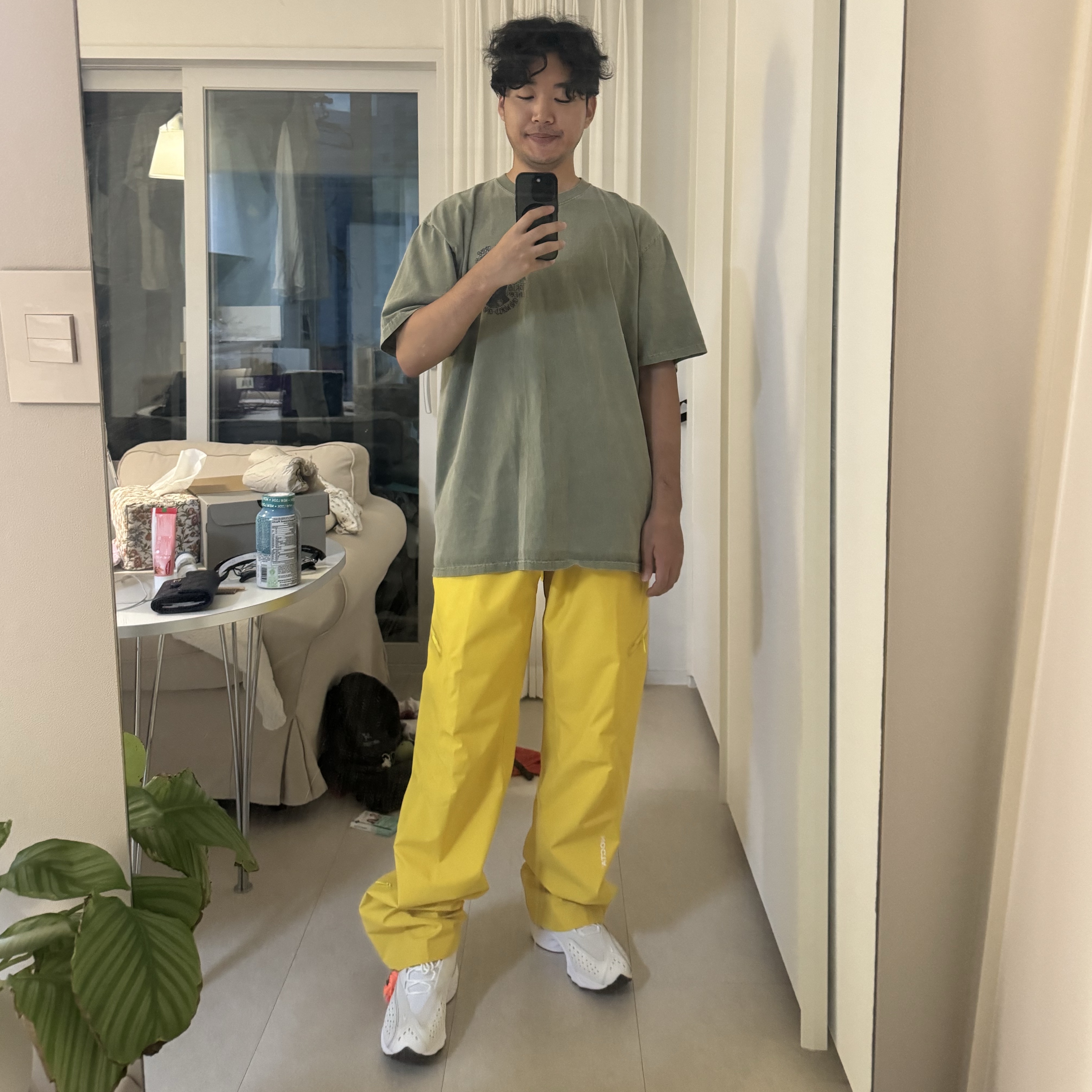 Nike x Drake Nocta x Kar L'Art De L'Automobile Apex Tech Pant Vivid Sulfur (FD2197-709), Nike x Drake Nocta Air Zoom Drive Summit White 착용 스타일 - 1