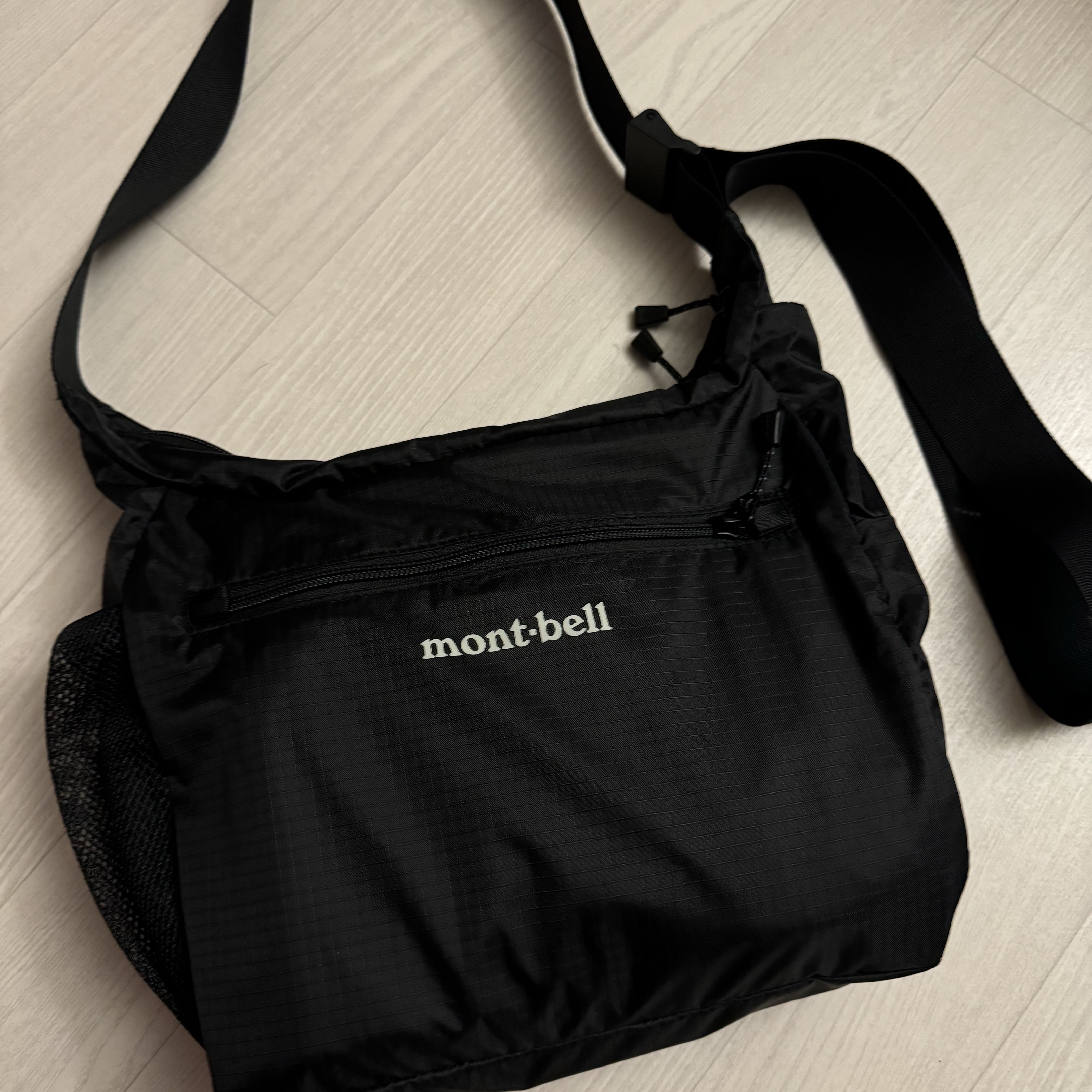 Montbell Pocketable Light Shoulder Bag Small Black 착용 스타일