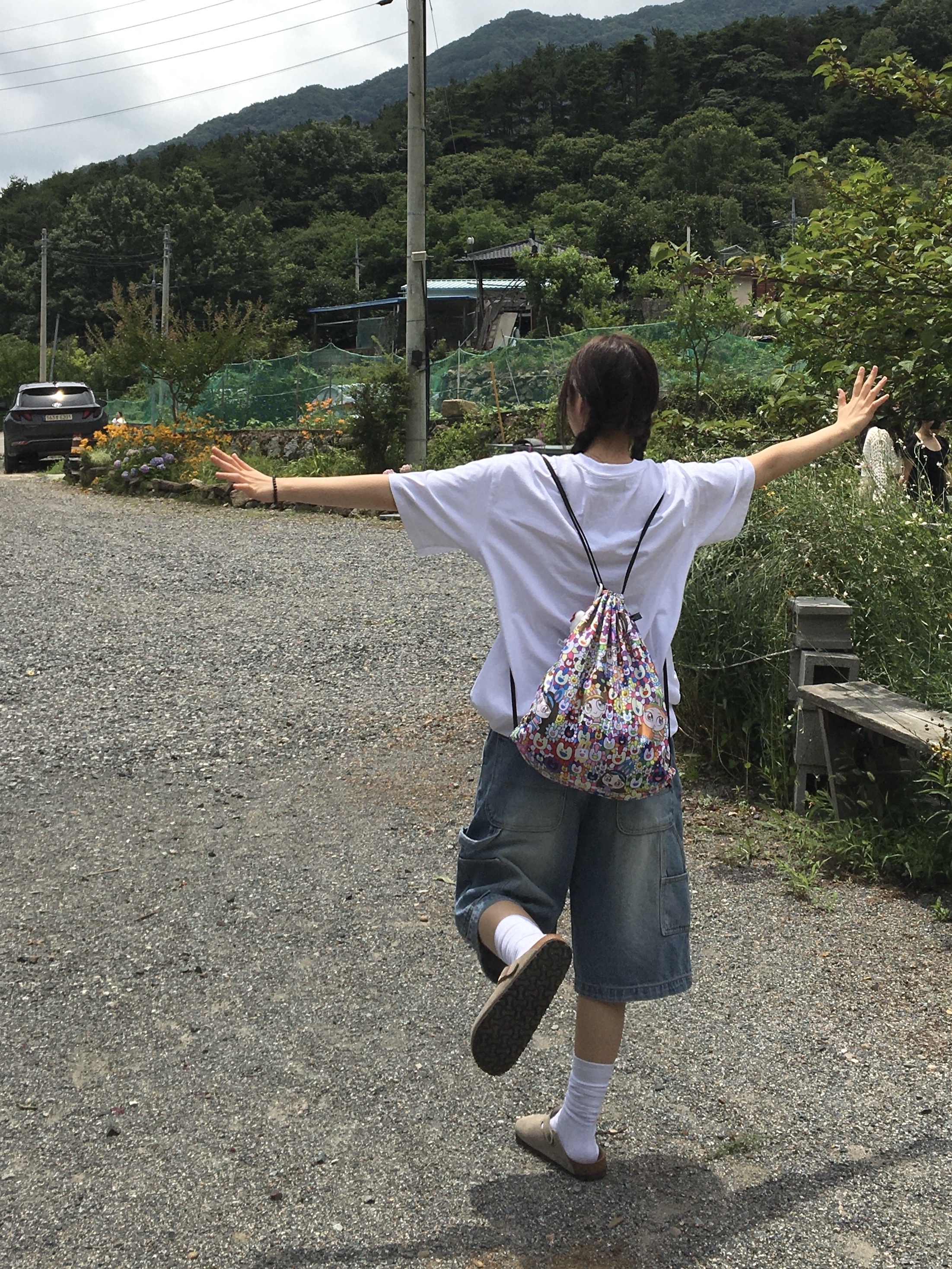 NewJeans Supernatural NJ x Murakami Drawstring Bag Ver., Birkenstock Boston Soft Footbed Taupe - Narrow 착용 스타일 - 3