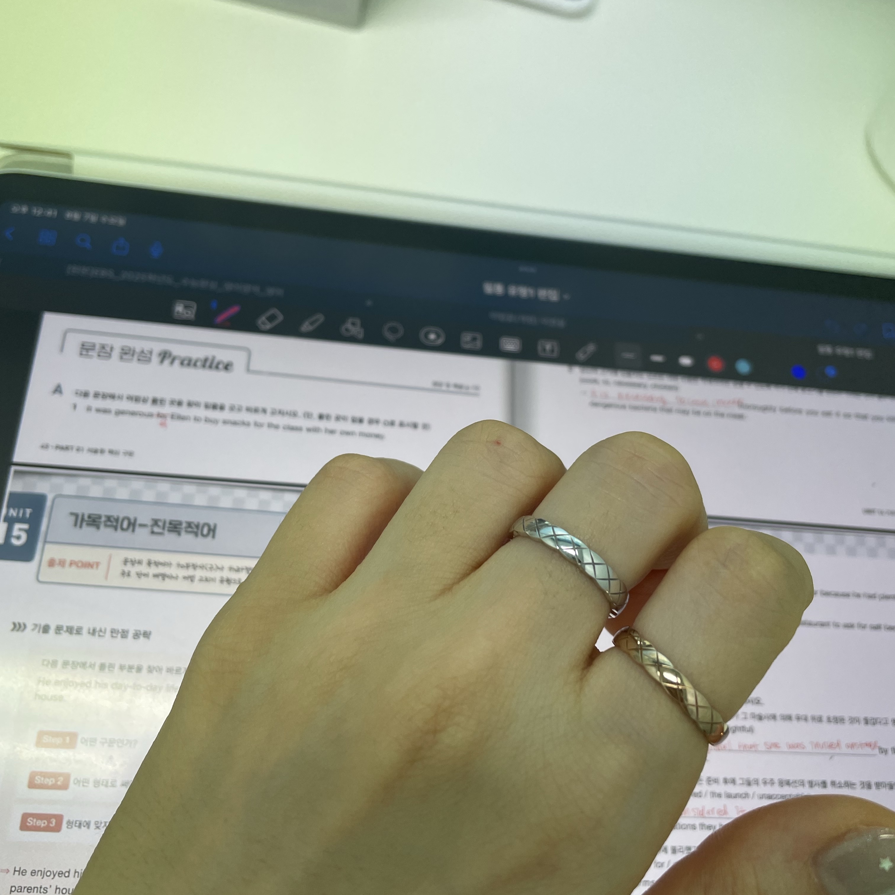 Chanel Coco Crush Ring Quilted Motif Mini & 18K Beige Gold, Chanel Coco Crush Ring Quilted Motif Mini & 18K White Gold 착용 스타일