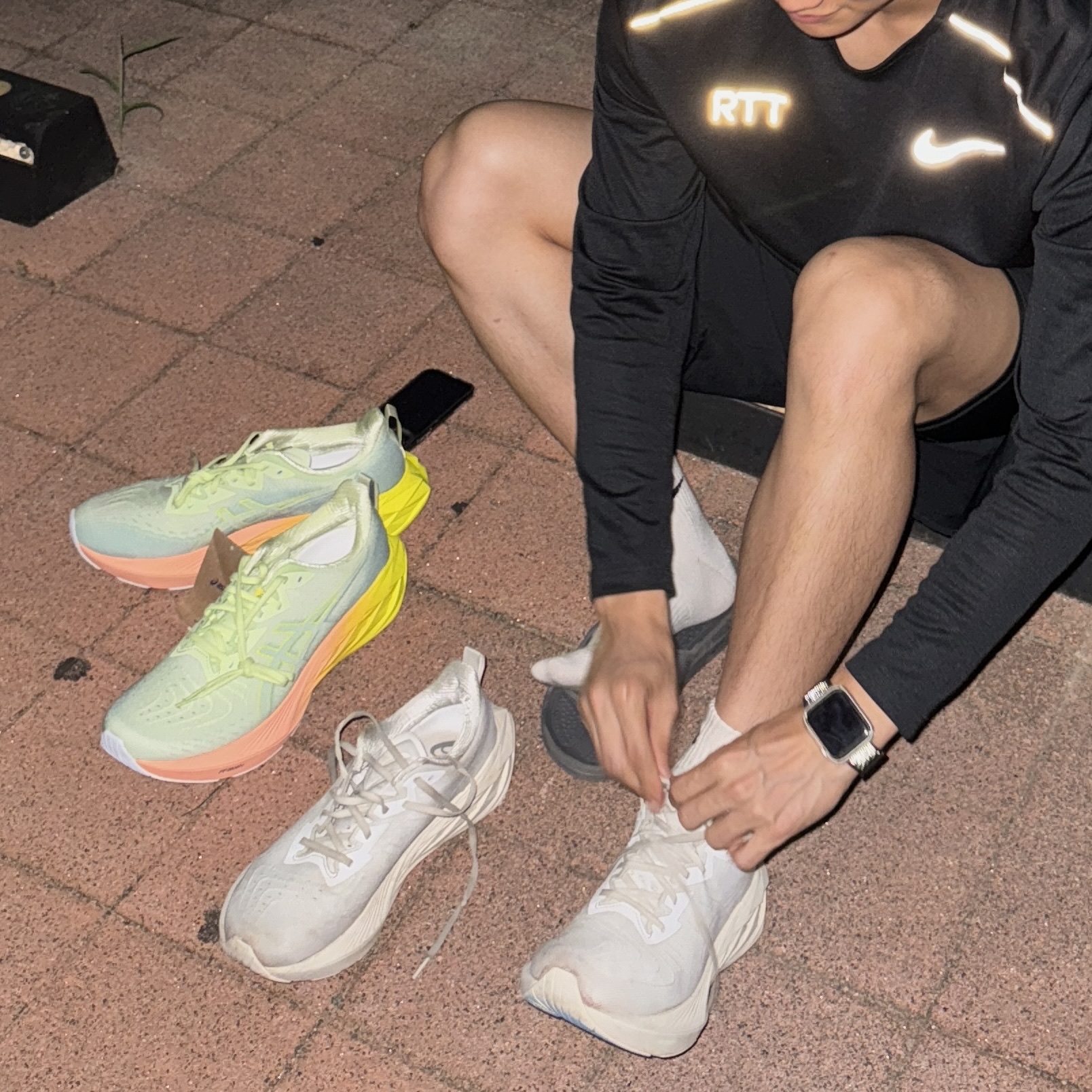 Asics Novablast 4 Cool Matcha Safety Yellow, Asics Novablast 4 White 착용 스타일 - 1