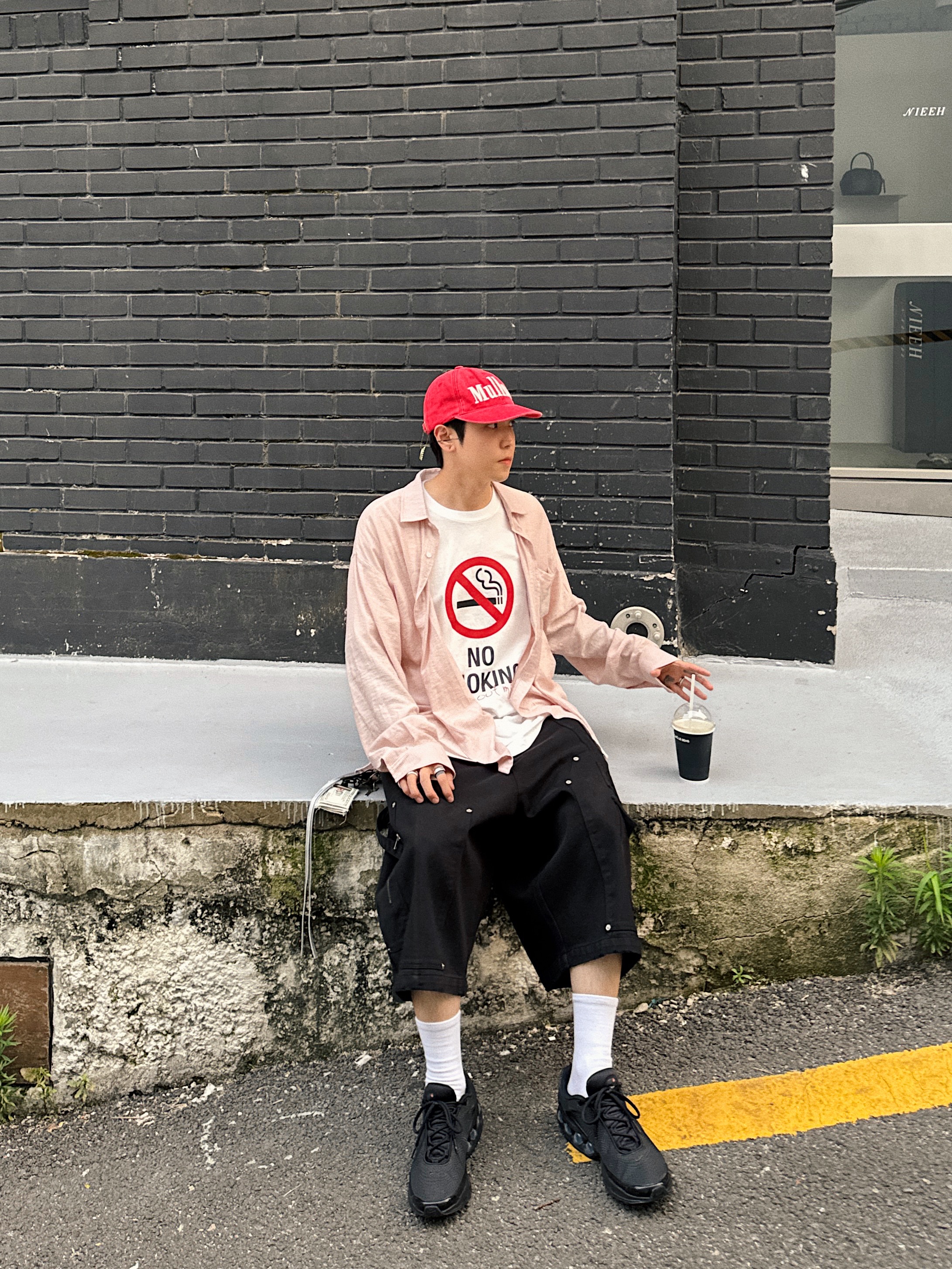 Project G/R Membership Meme No Smoking Without Me T-Shirt White, Nos Couleurs x Koin Rivet Carpenter Shorts Black 착용 스타일 - 4
