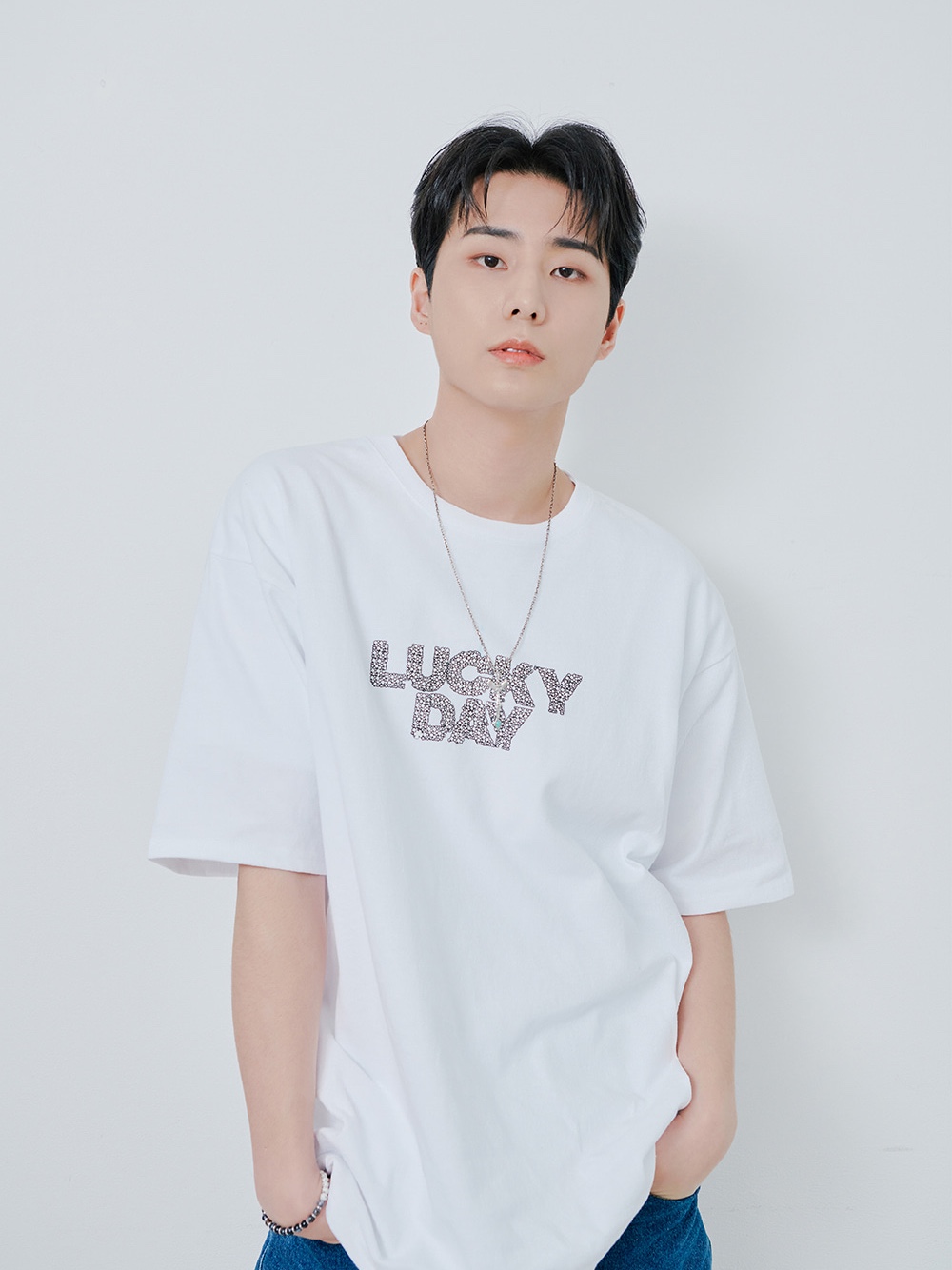 RDVZ Lucky Day Clover T-shirt White 착용 스타일 - 1