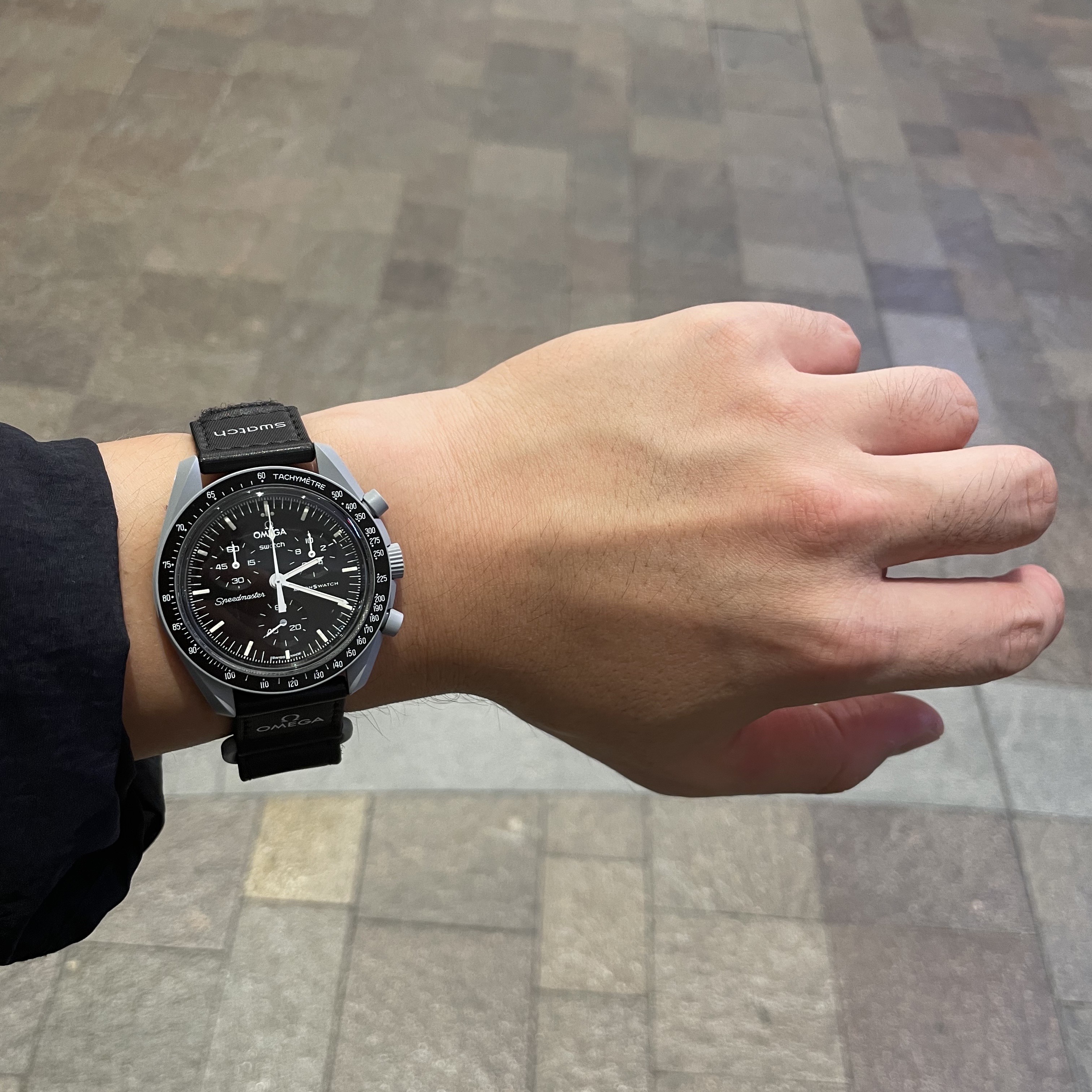 Swatch x Omega Bioceramic MoonSwatch Mission To The Moon 착용 스타일 - 1