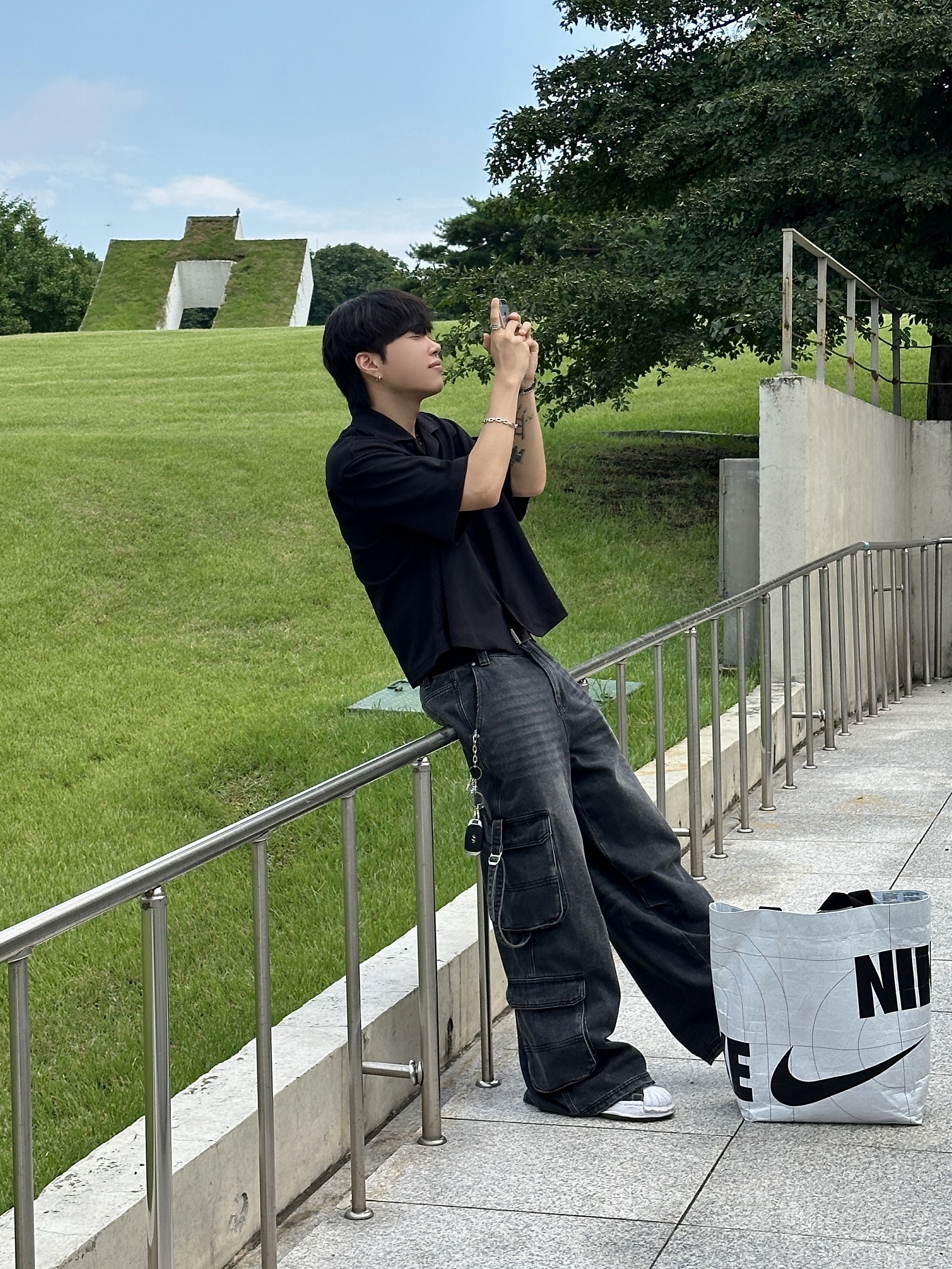 Maison Mihara Yasuhiro Blakey OG STC Sole Paper Like Leather Low-top Sneakers Black 착용 스타일 - 1