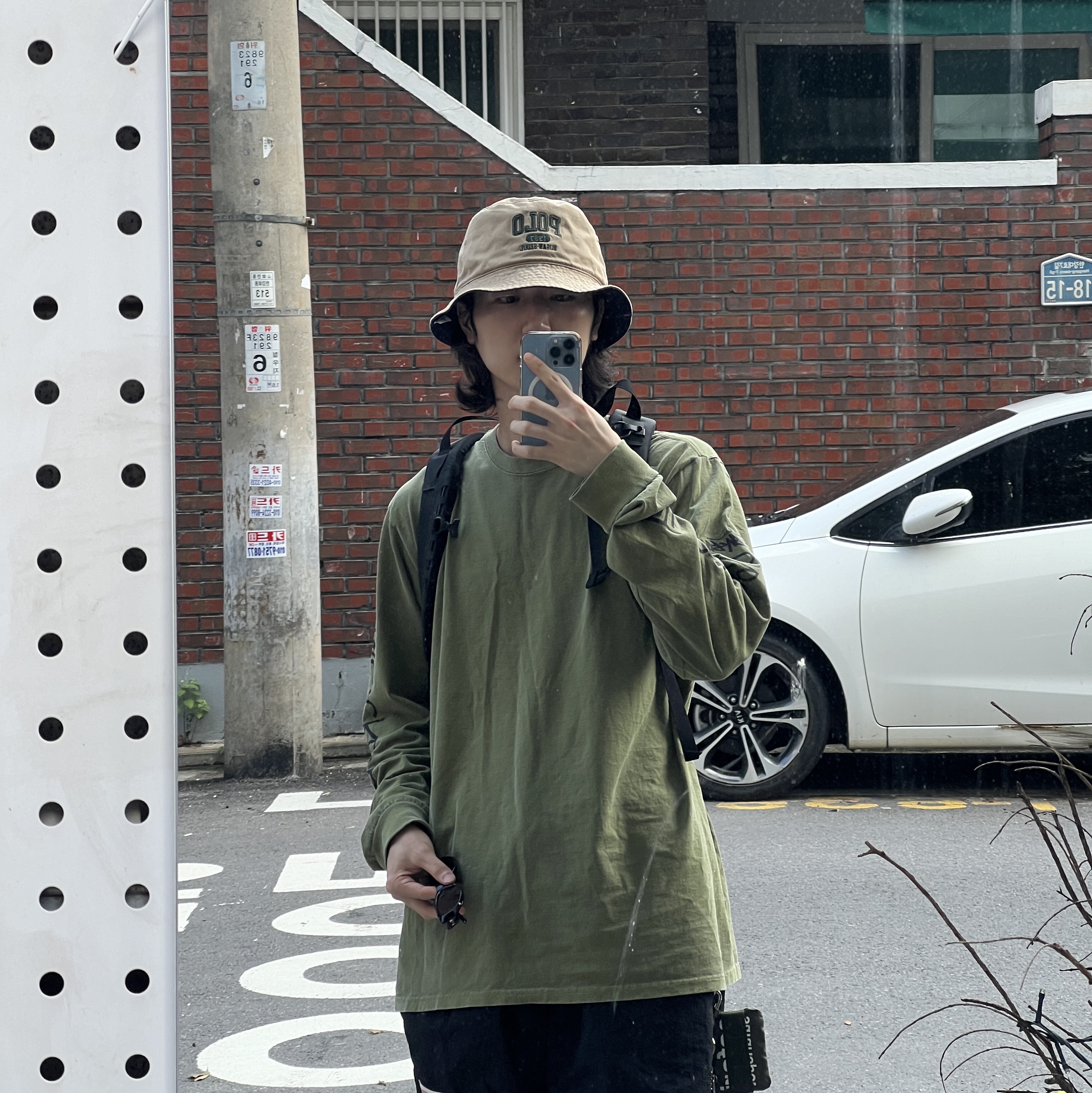 [KREAM 단독] Safarispot Basic Safari Keyring Card Wallet Olive, Stussy International Pigment Dyed LS T-Shirts Olive 착용 스타일