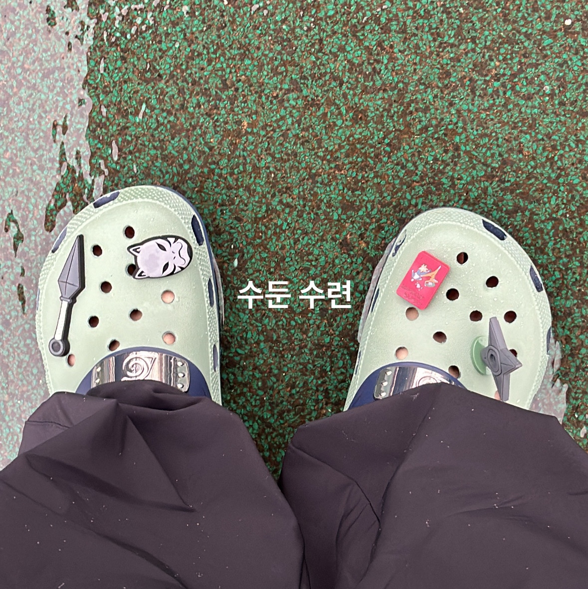 Crocs x Naruto Classic Clog Kakashi 착용 스타일 - 2