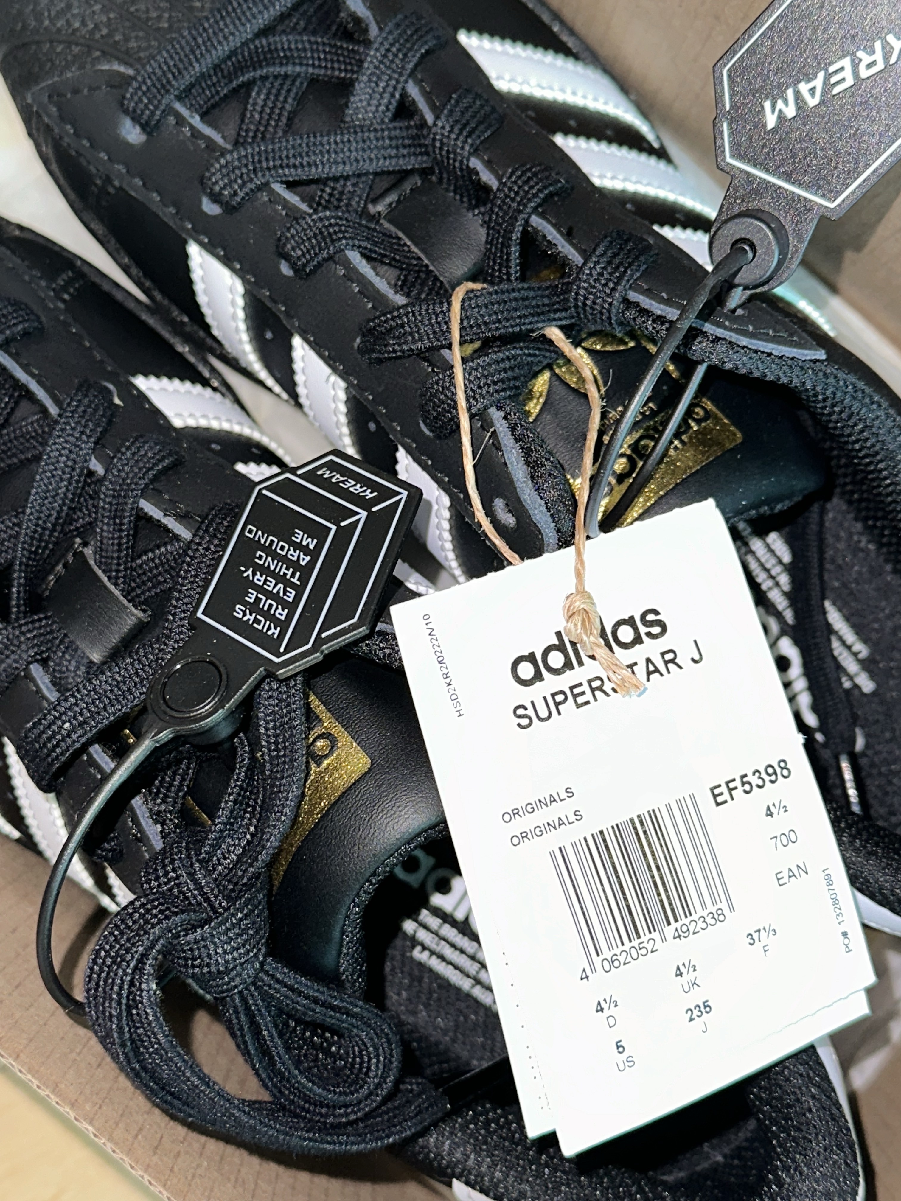(J) Adidas Superstar Black White, Matin Kim Logo Jacquard Short Beanie Black 착용 스타일 - 4