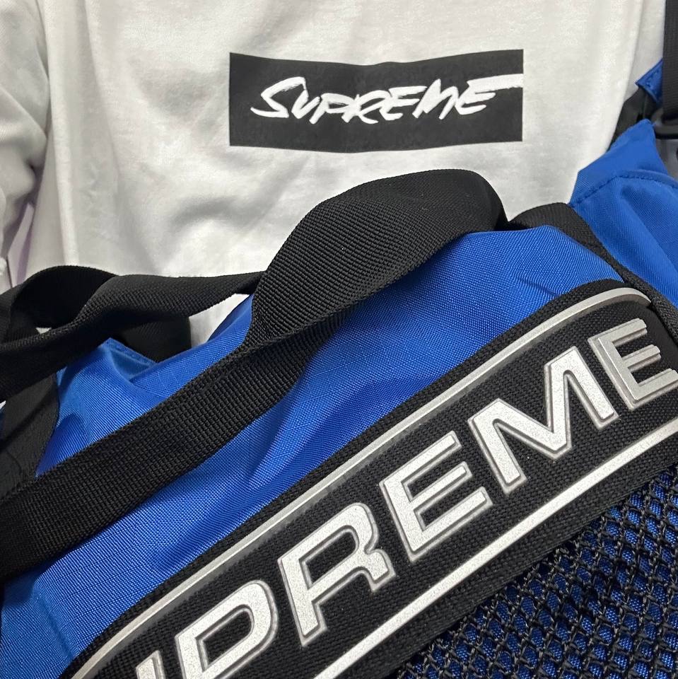 Supreme Tote Bag Blue - 23FW, Supreme Futura Box Logo T-Shirt White - 24SS 착용 스타일