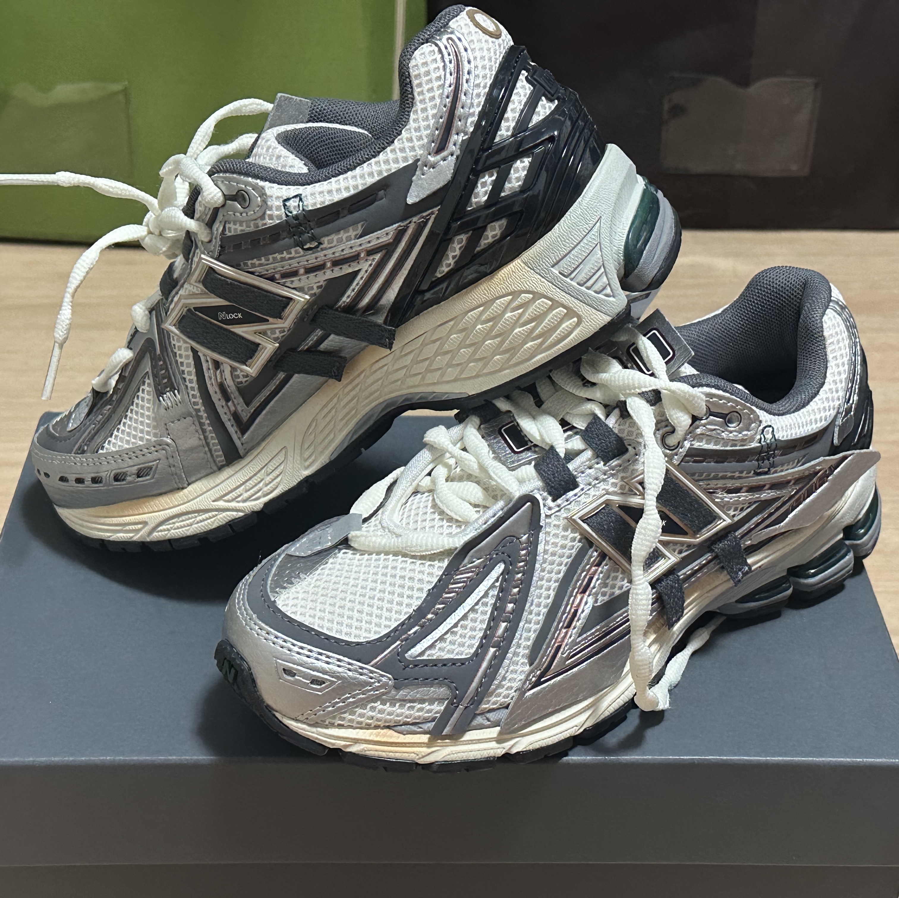 New Balance 1906A Silver Metallic Castlerock 착용 스타일