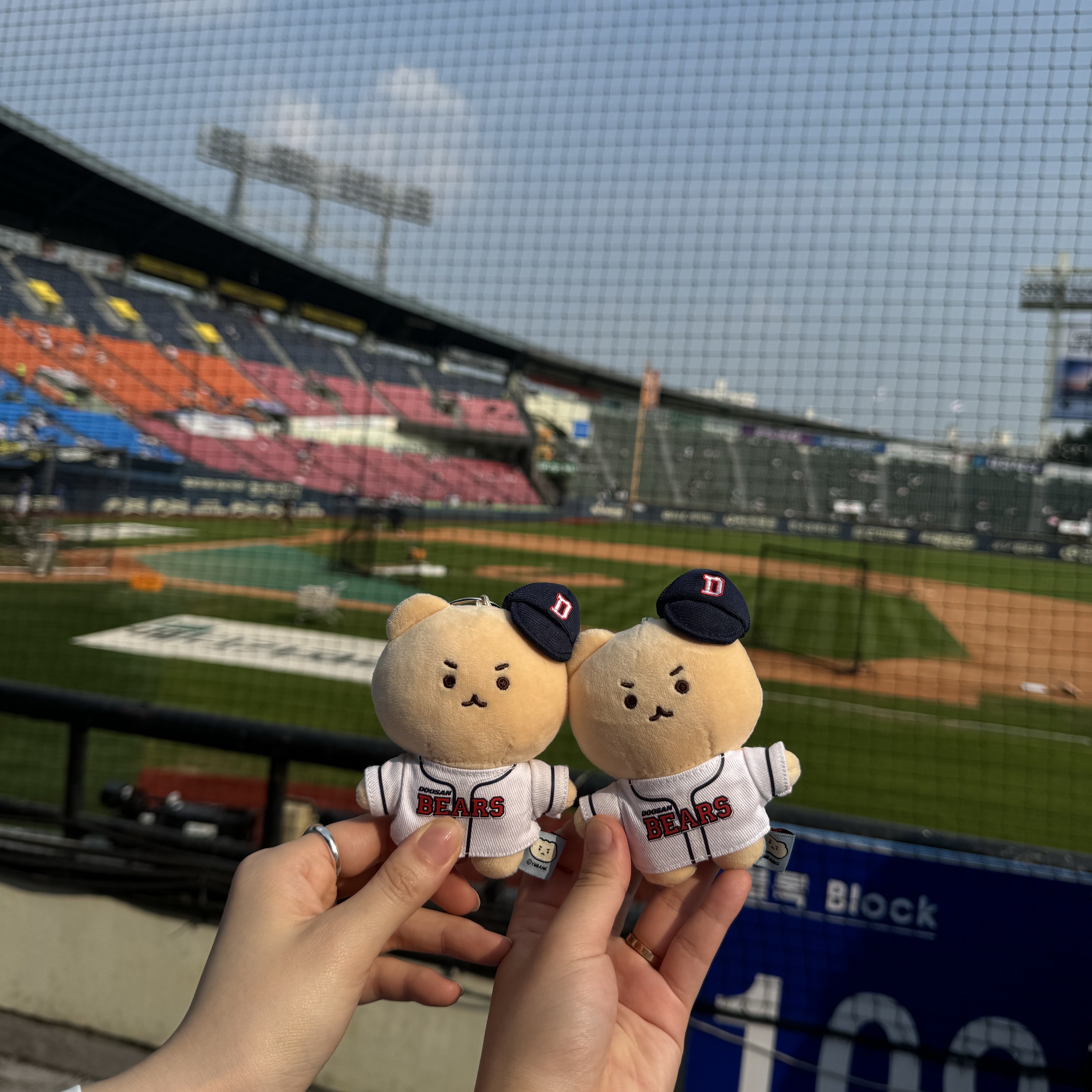 Doosan Bears x Manggom Keyring Doll 착용 스타일