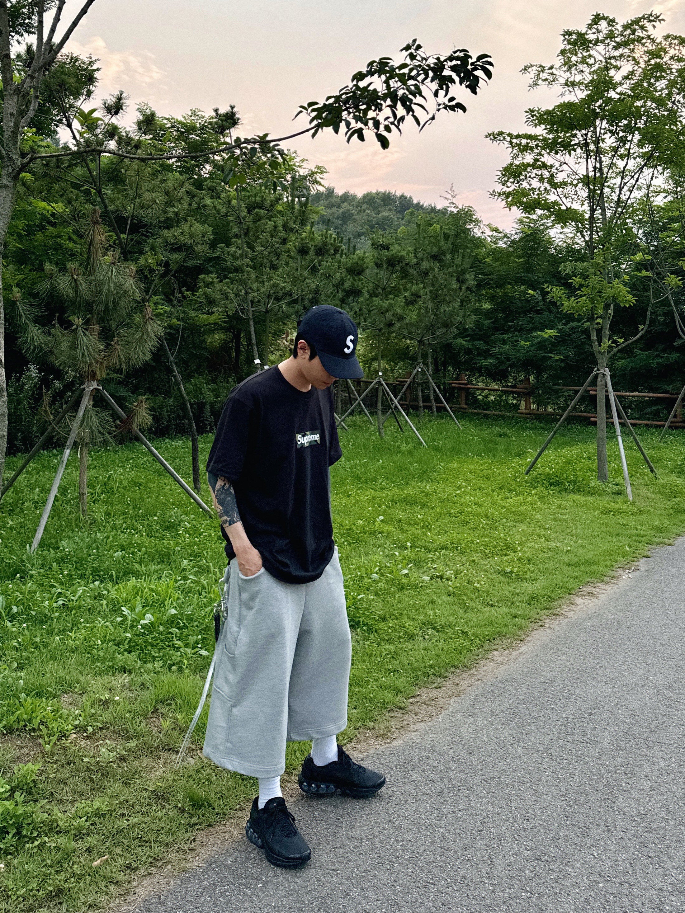 Supreme Box Logo T-Shirt Black - 23FW, Supreme Seersucker S Logo 6-Panel Black - 24SS 착용 스타일 - 1