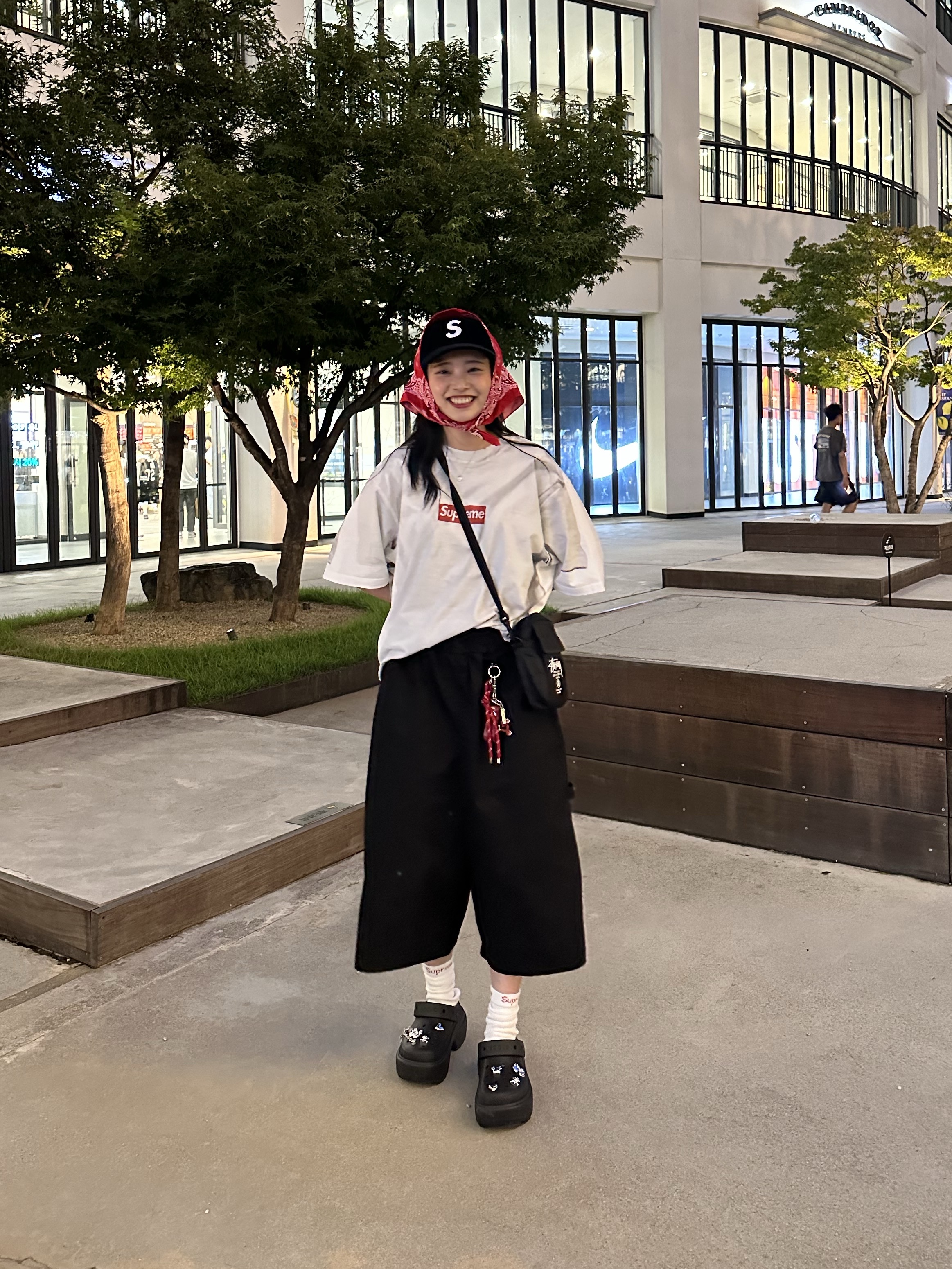 Supreme x MM6 Maison Margiela Box Logo T-Shirt White - 24SS, Crocs Stomp Clog Black 착용 스타일 - 4
