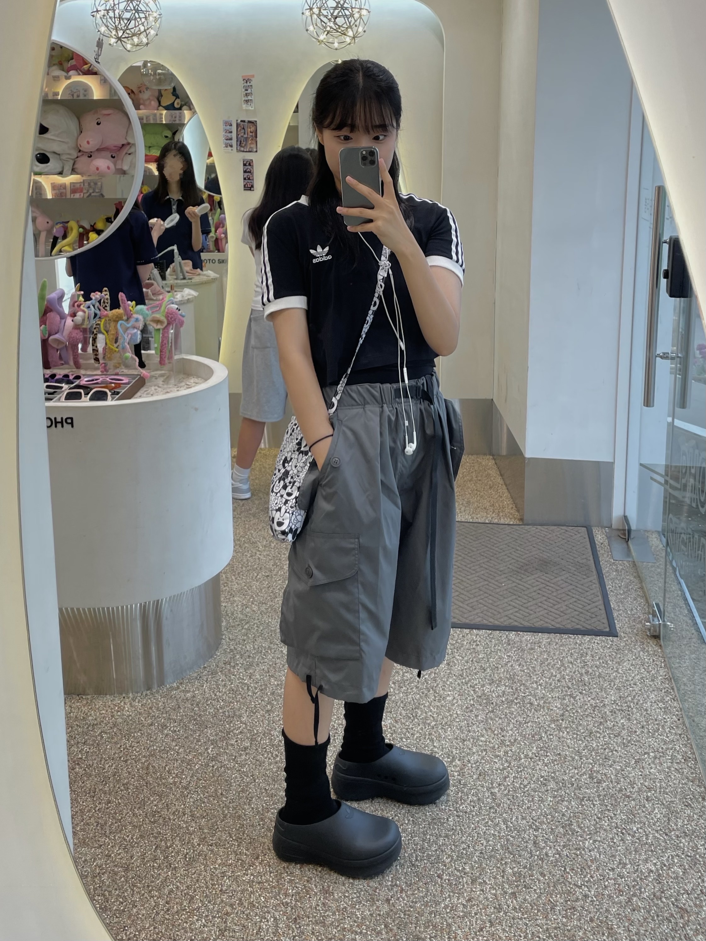 NewJeans Bunini 5 Tier Pattern Umbrella White, (W) Adidas Adifom Stan Smith Mule Core Black 착용 스타일 - 3