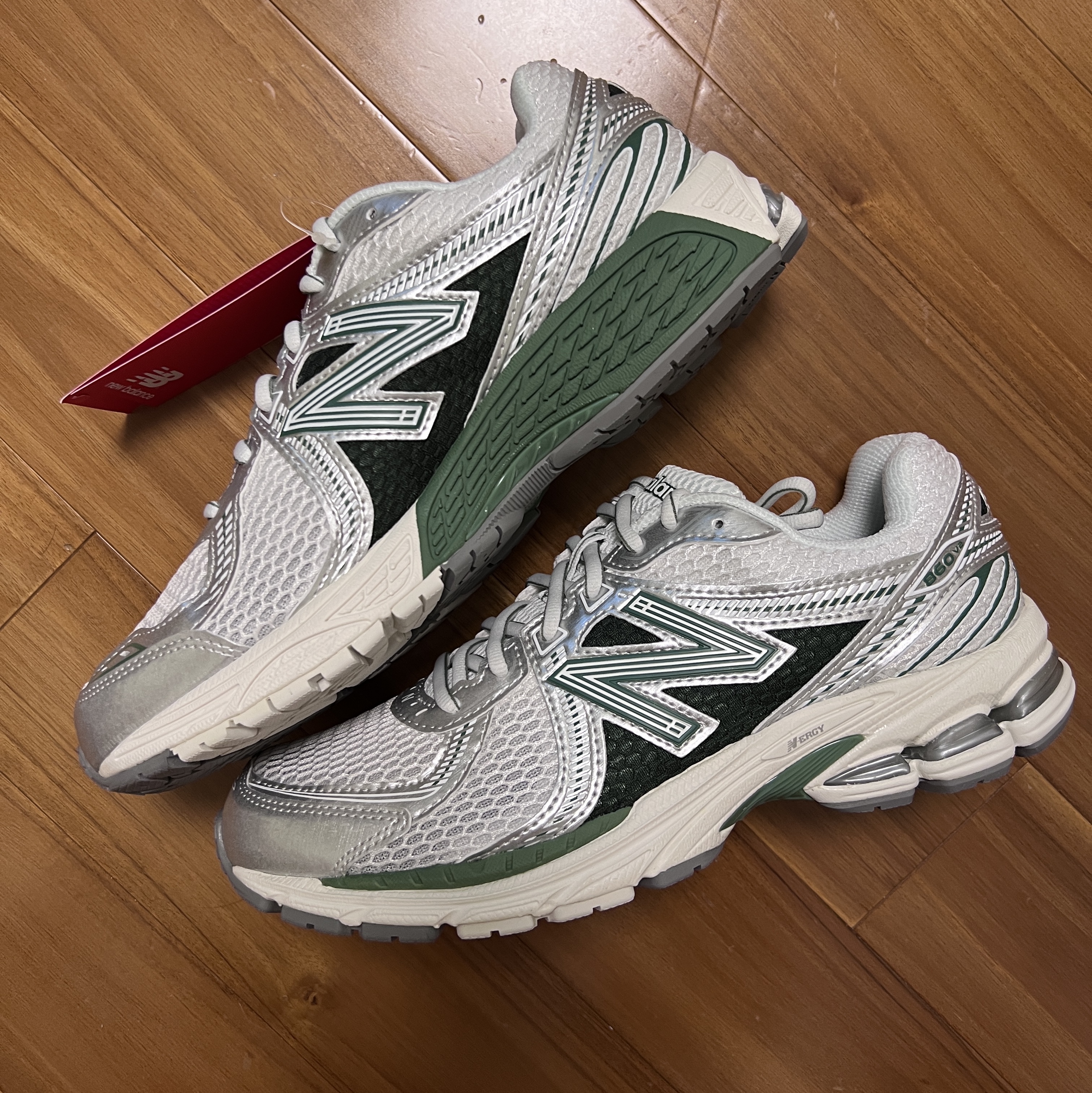 New Balance 860v2 Mallard Green Silver 착용 스타일