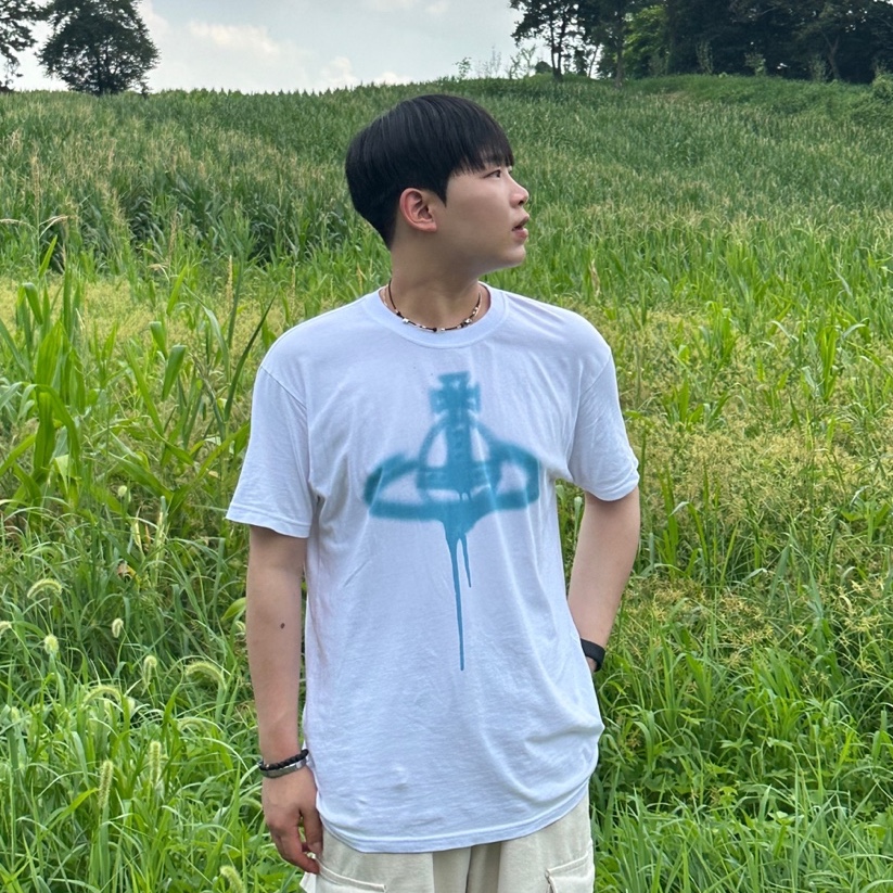 Vivienne Westwood Spray Orb Cotton T-Shirt White 착용 스타일