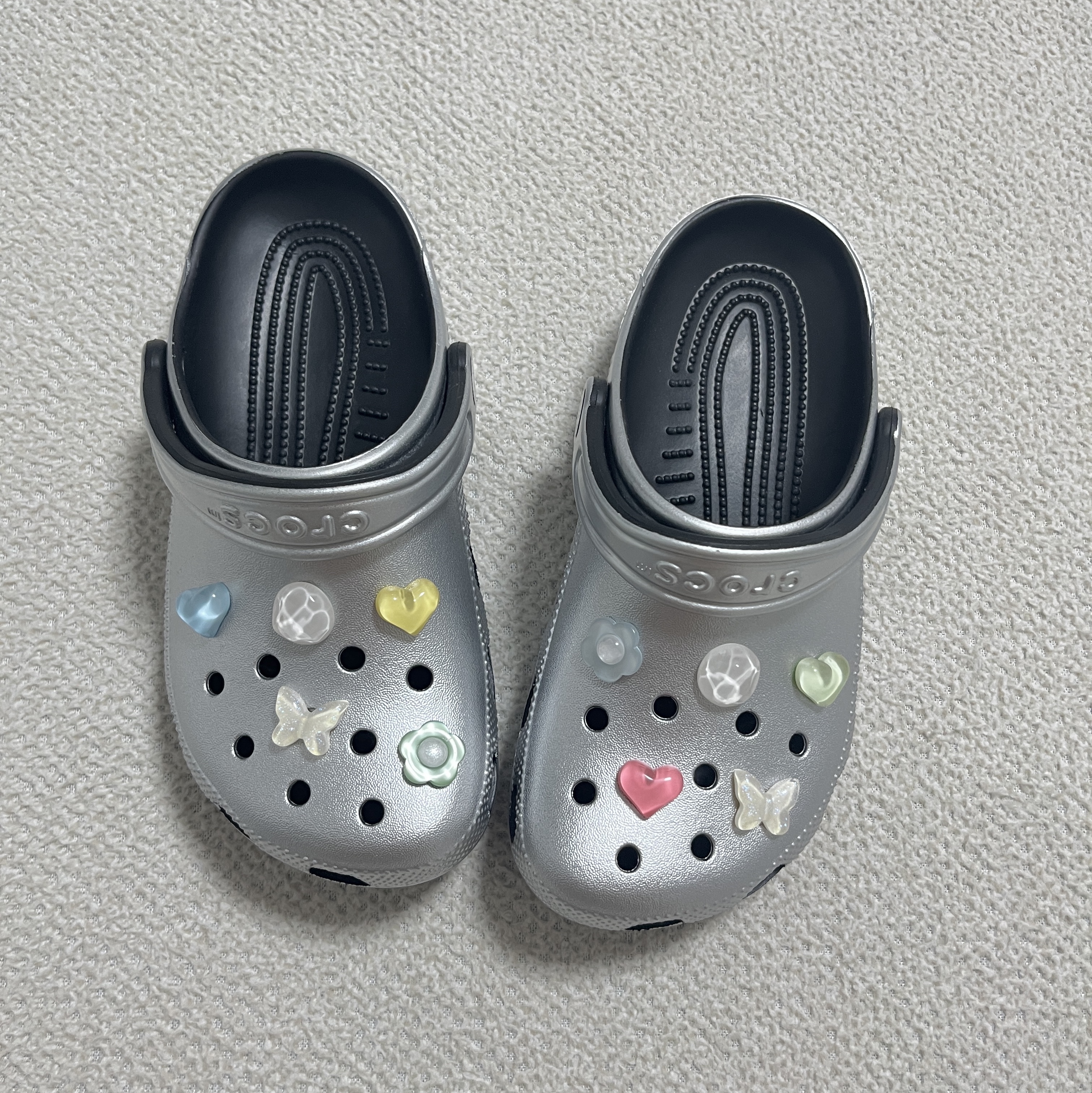 Crocs Classic Metallic Clog Silver 착용 스타일