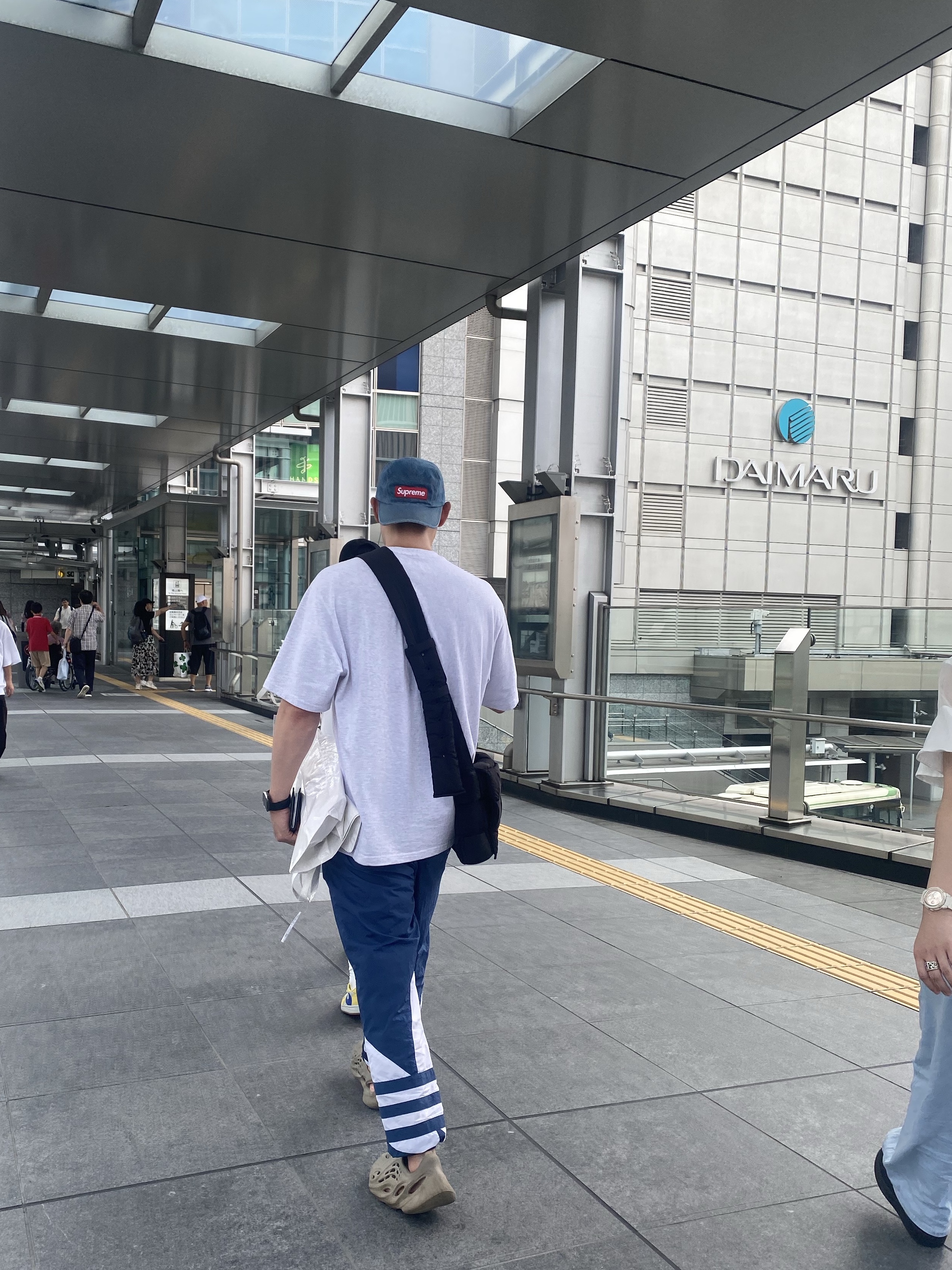 Supreme Stencil Embroidered S/S Top Ash Grey - 24SS, Supreme 2-Tone S Logo 6-Panel Stone - 24SS 착용 스타일 - 2