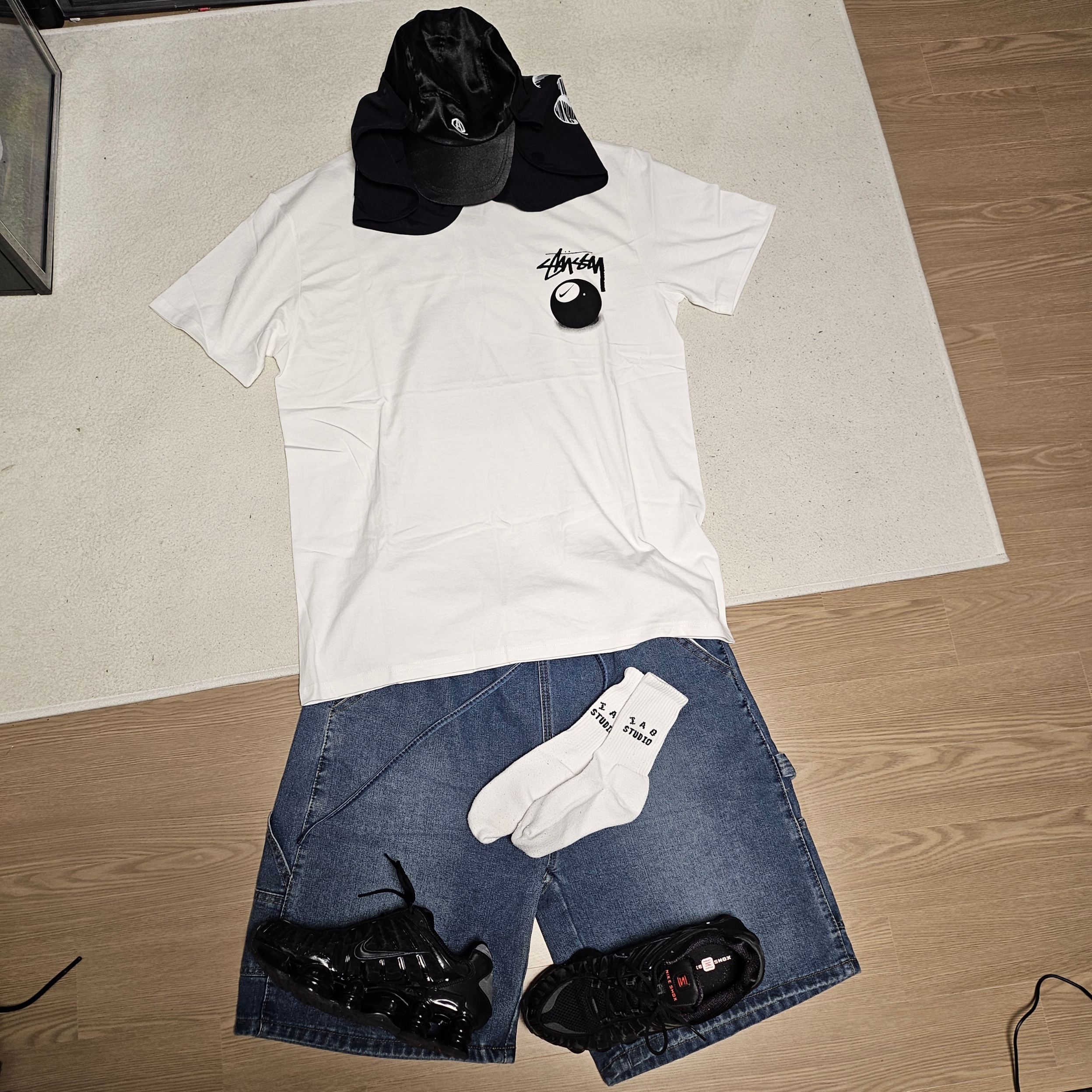 Aq Long Bill Dust Cap Satin Black, Nike x Stussy NRG FL SS 8 Ball T-Shirt White (DO9323-100) 착용 스타일 - 2