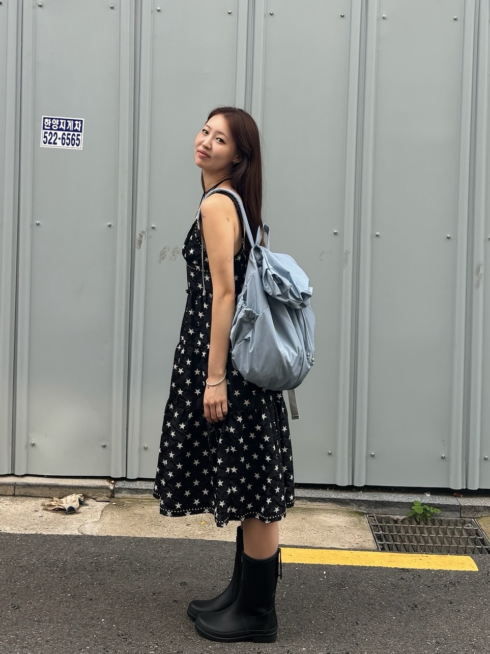 ACOC Blooming Backpack Ice Blue 착용 스타일 - 1