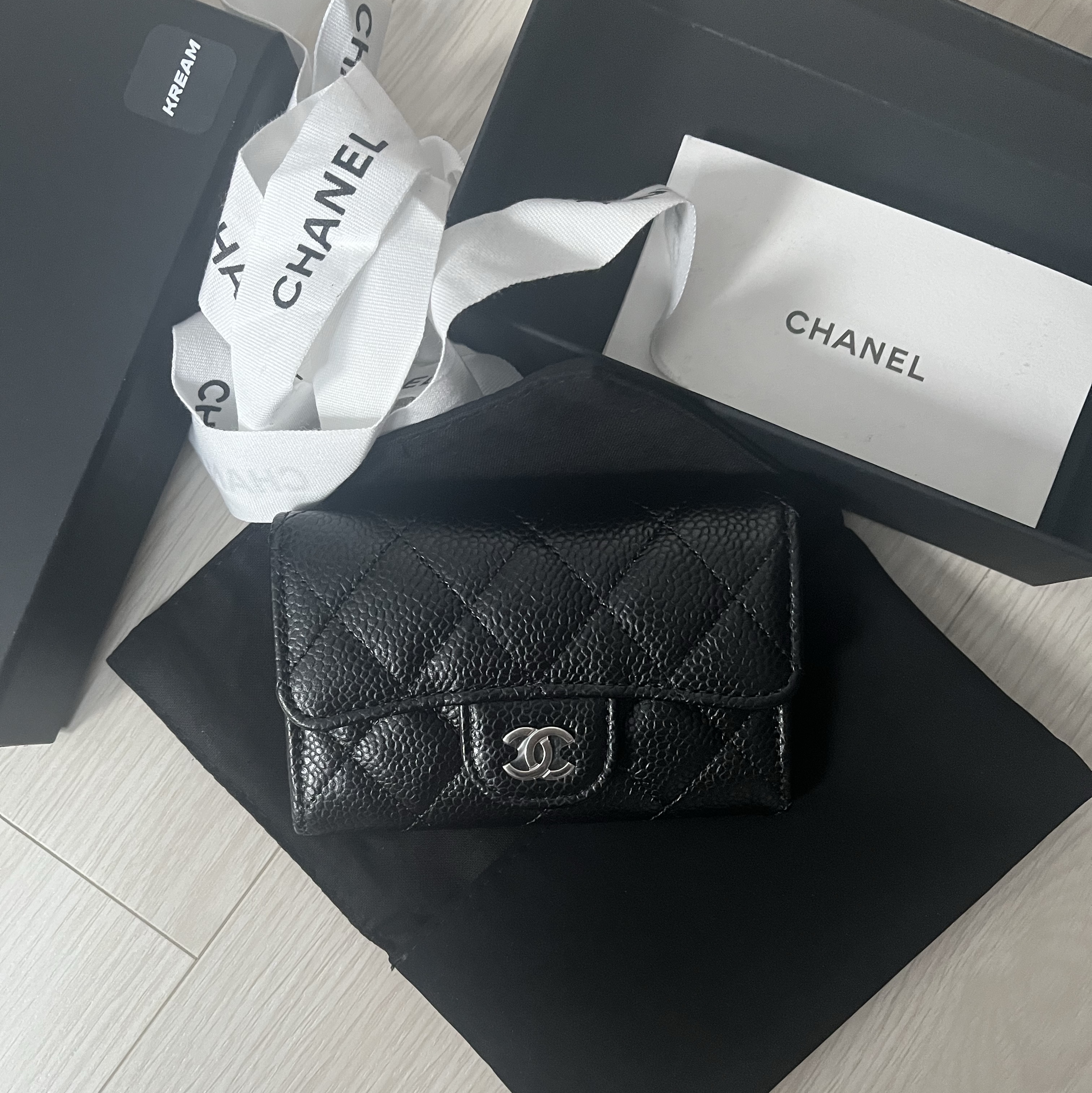 Chanel Classic Card Holder Grained Calfskin & Silver Black 착용 스타일