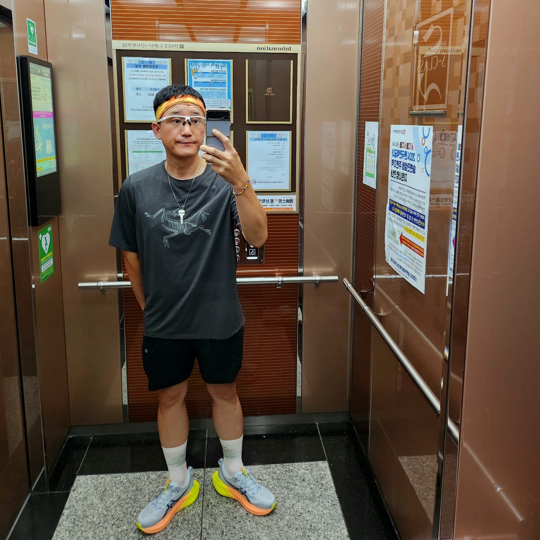 Asics Superblast 2 Paris Cool Grey Safety Yellow, Arc'teryx Cormac Logo SS T-Shirt Black Heather 착용 스타일 - 1