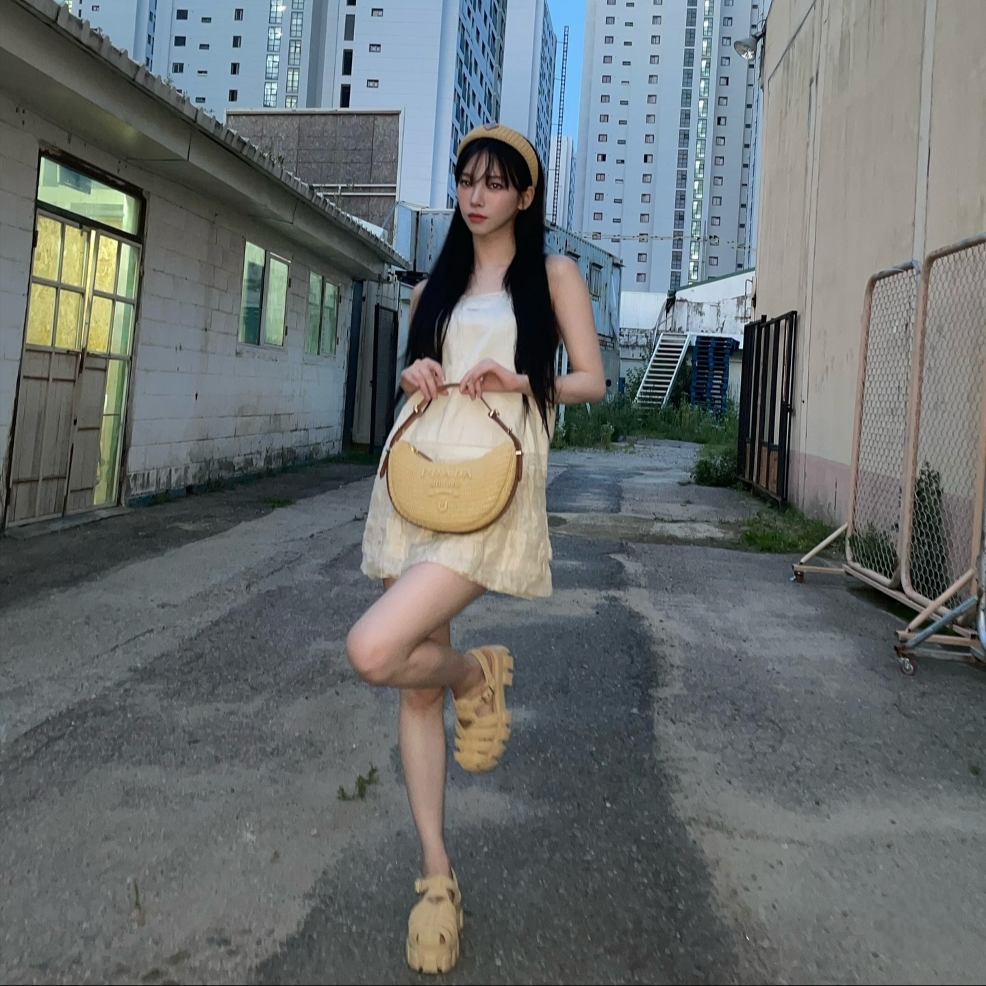 (W) Prada Monolith Crochet Cage Sandals Natural 착용 스타일 - 2