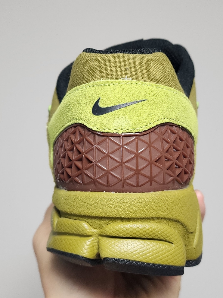 Nike Zoom Vomero 5 SP Pacific Moss Pear 착용 스타일