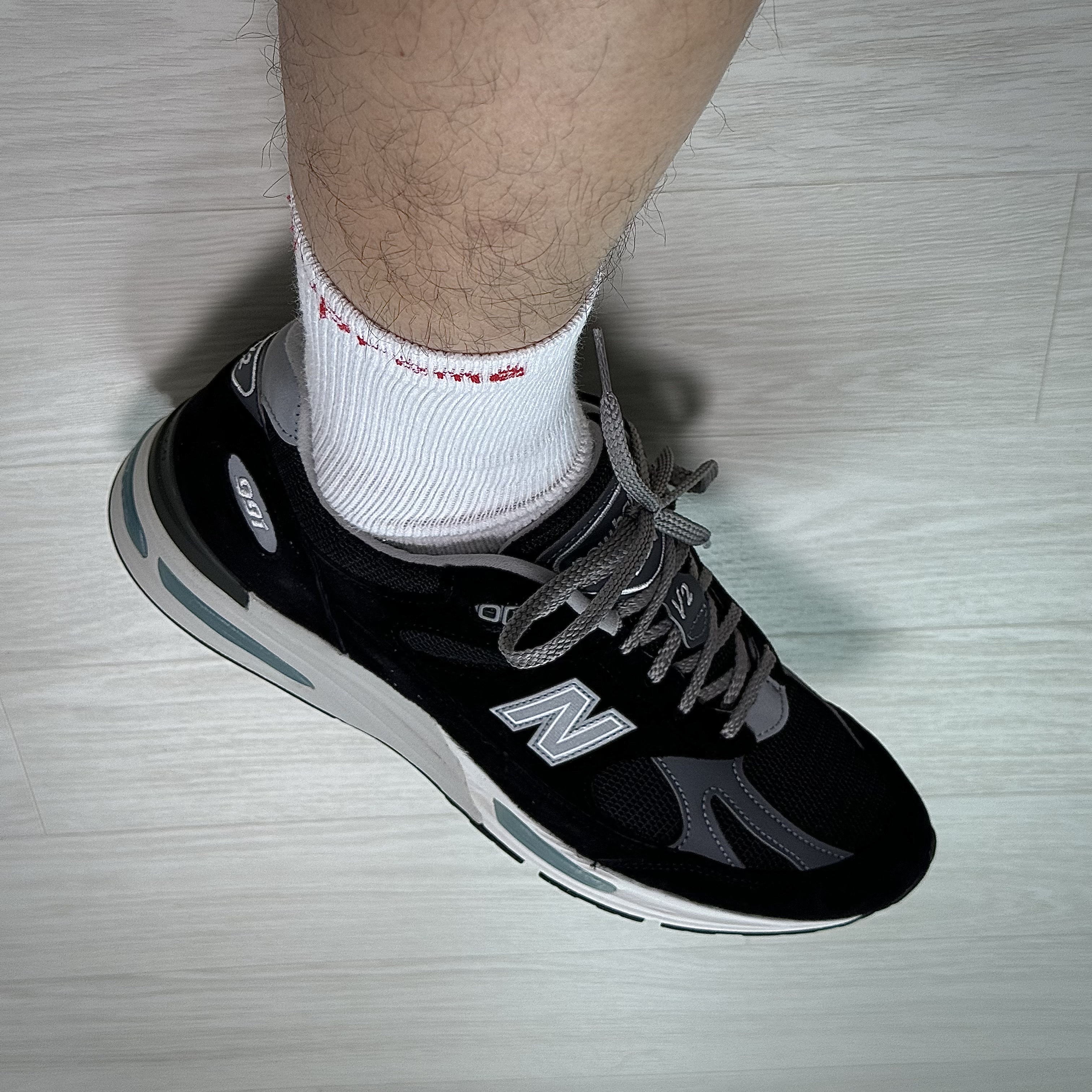 New Balance 991v2 Made in UK Black, Supreme Hanes Crew Socks White (4 Pack) 착용 스타일