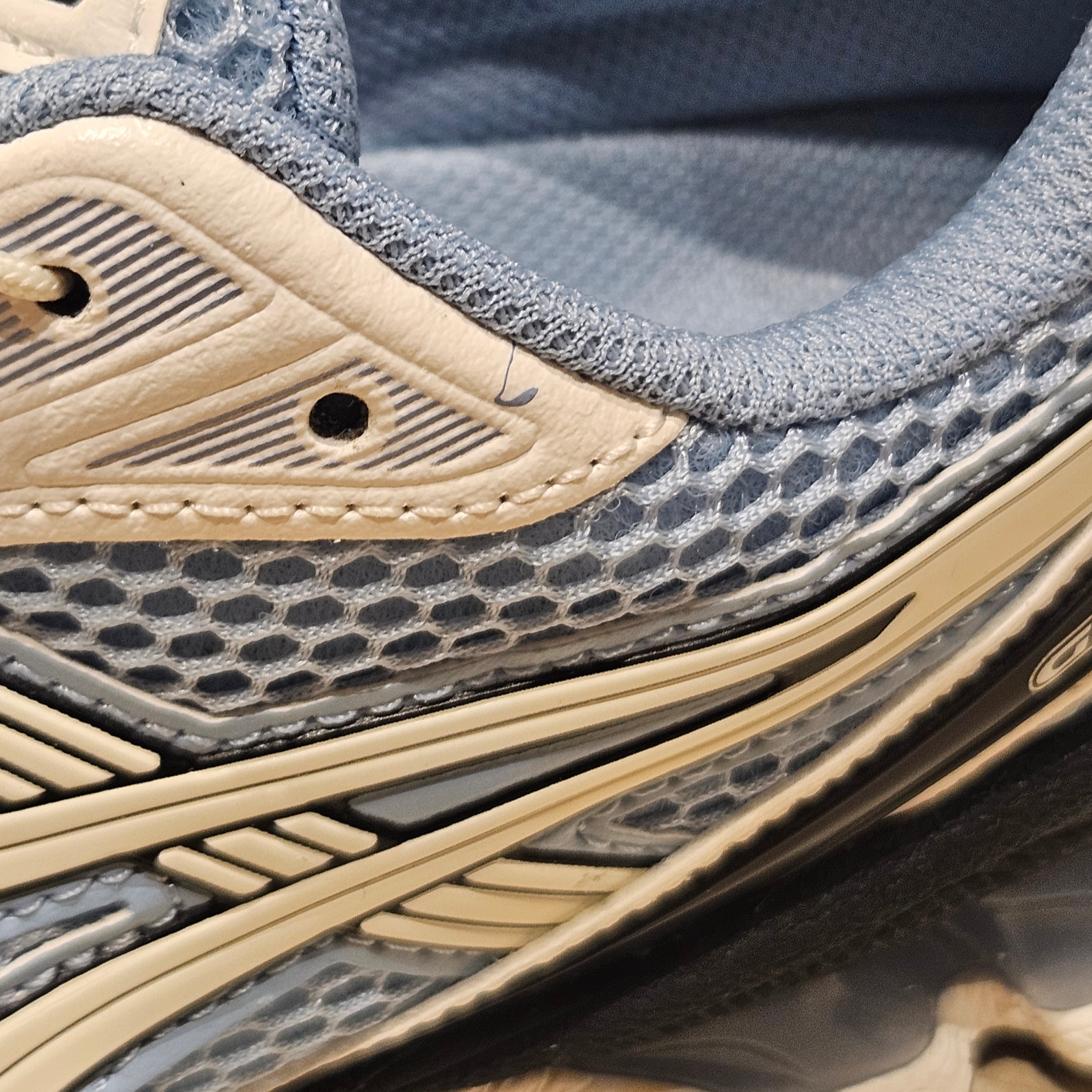 Asics Unlimited Gel-Kayano 14 Mist Cream 착용 스타일 - 1