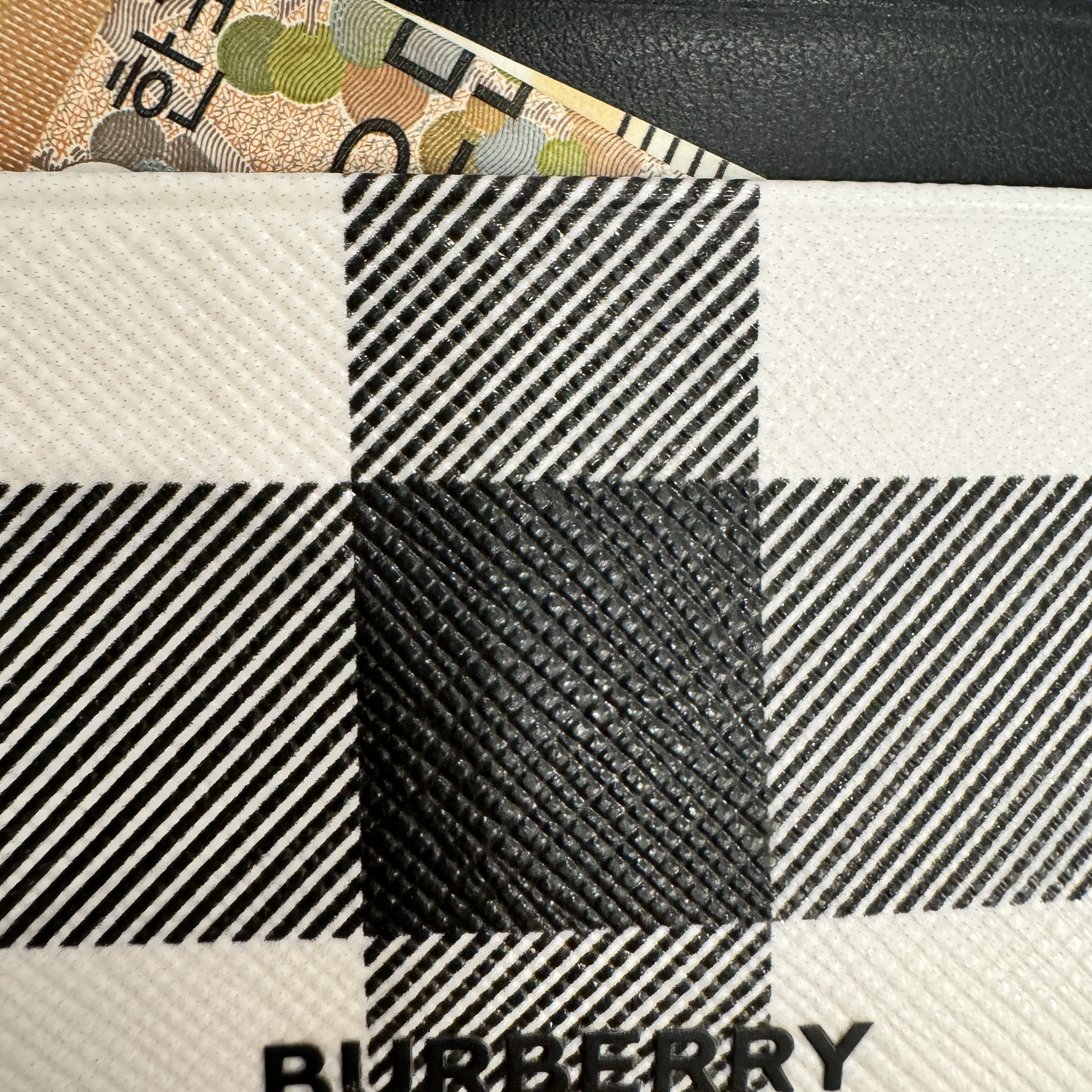 Burberry Exaggerated Check and Leather Card Case Dark Birch Brown 착용 스타일