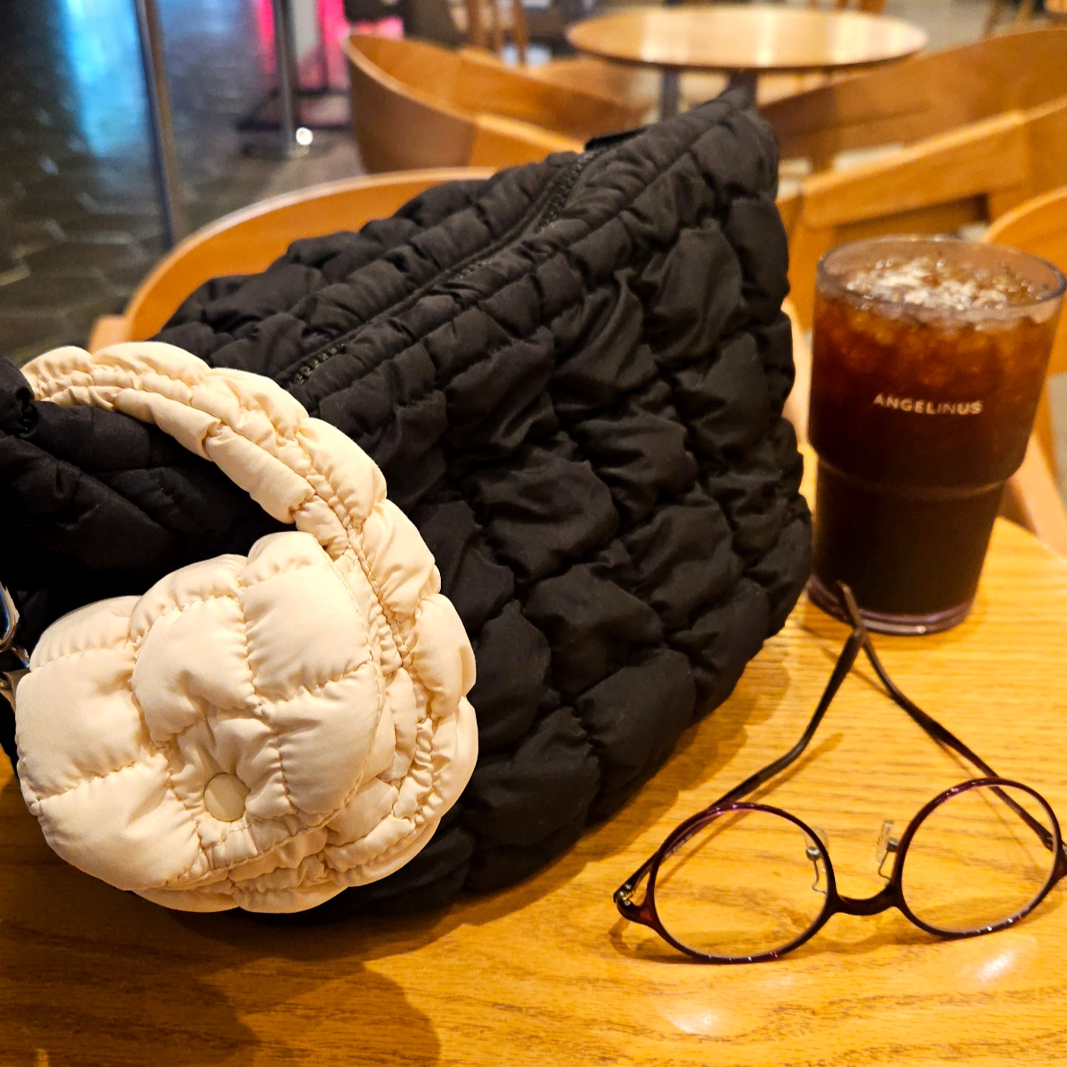 COS Quilted Messenger Bag Black, COS Quilted Nano Bag Beige 착용 스타일 - 3