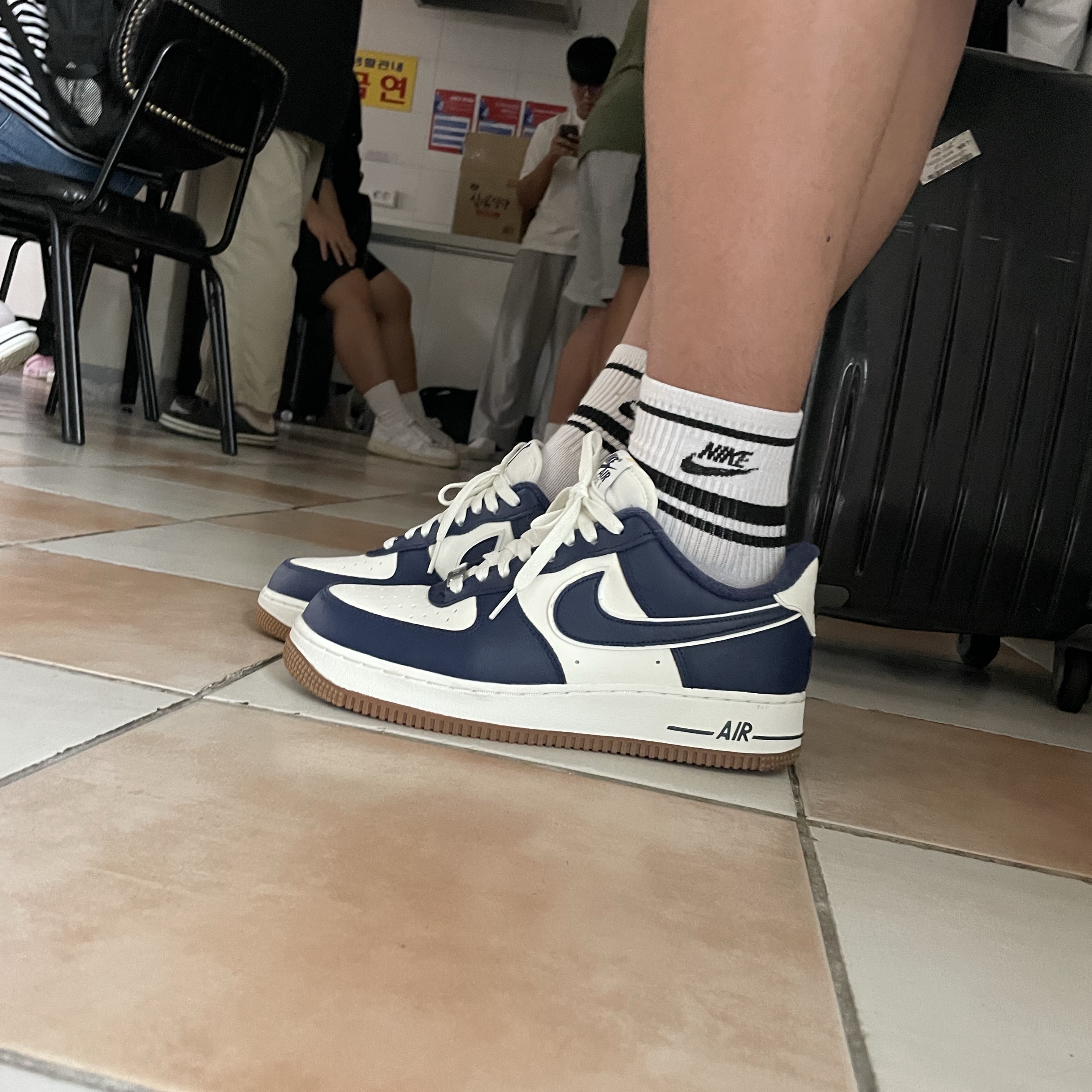 Nike Air Force 1 '07 LV8 Midnight Navy 착용 스타일