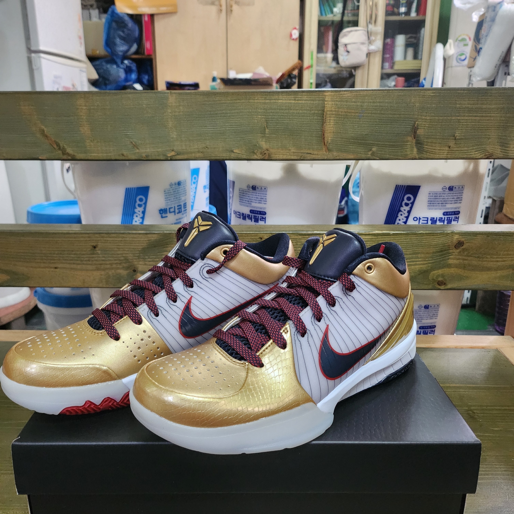 Nike Kobe 4 Protro Metallic Gold and Dark Obsidian 착용 스타일 - 1