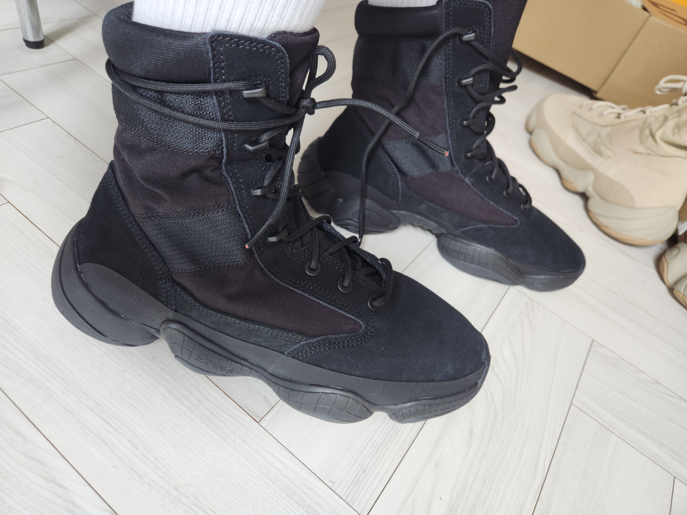 Adidas Yeezy 500 High Tactical Utility Black 착용 스타일 - 9